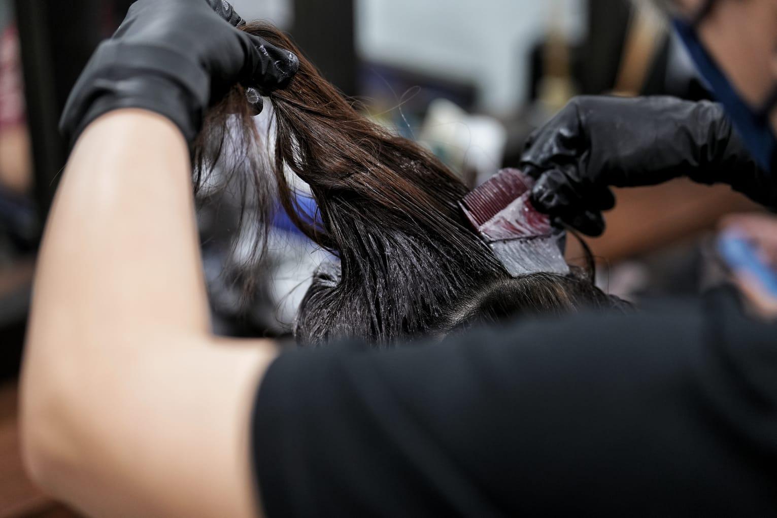 髮型屋及理髮店今日重開,顧客須掃描「安心出行」及出示針卡。(夏家朗攝)