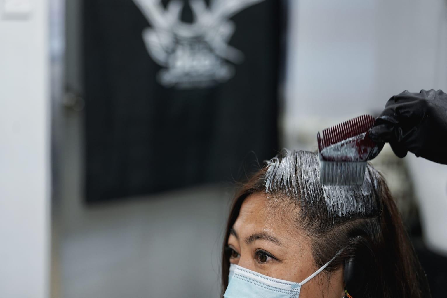 髮型屋及理髮店今日重開,顧客須掃描「安心出行」及出示針卡。(夏家朗攝)