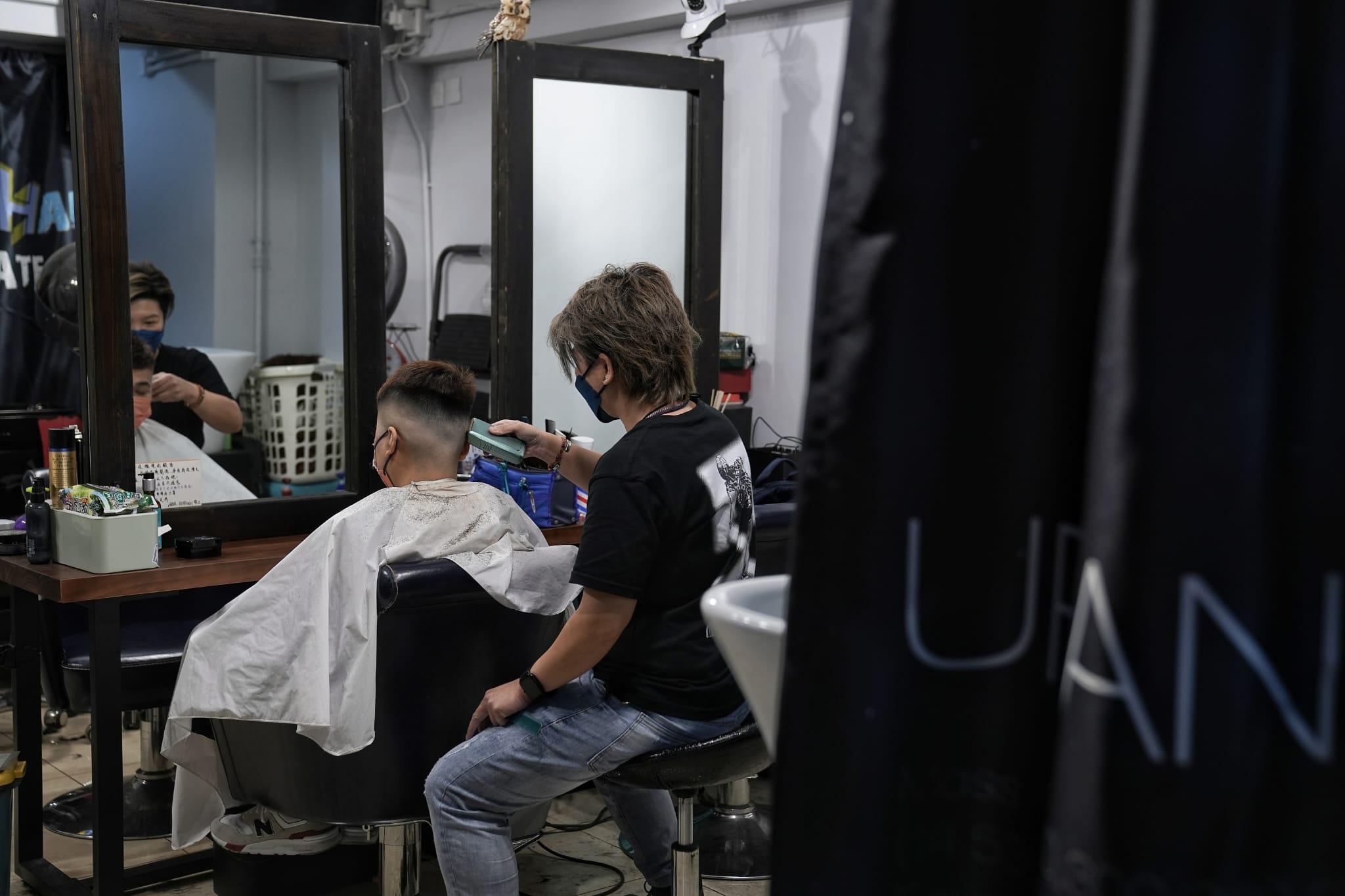 髮型屋及理髮店今日重開,顧客須掃描「安心出行」及出示針卡。(夏家朗攝)