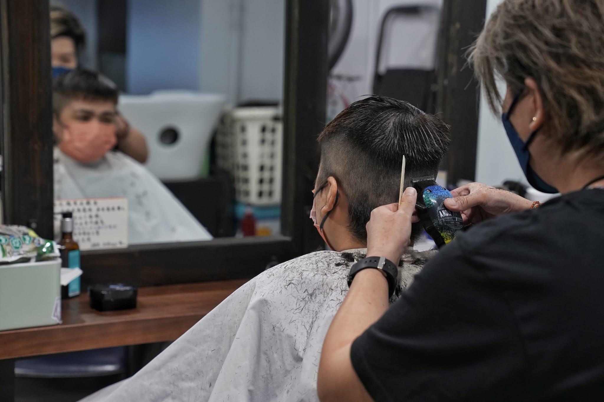 髮型屋及理髮店今日重開,顧客須掃描「安心出行」及出示針卡。(夏家朗攝)