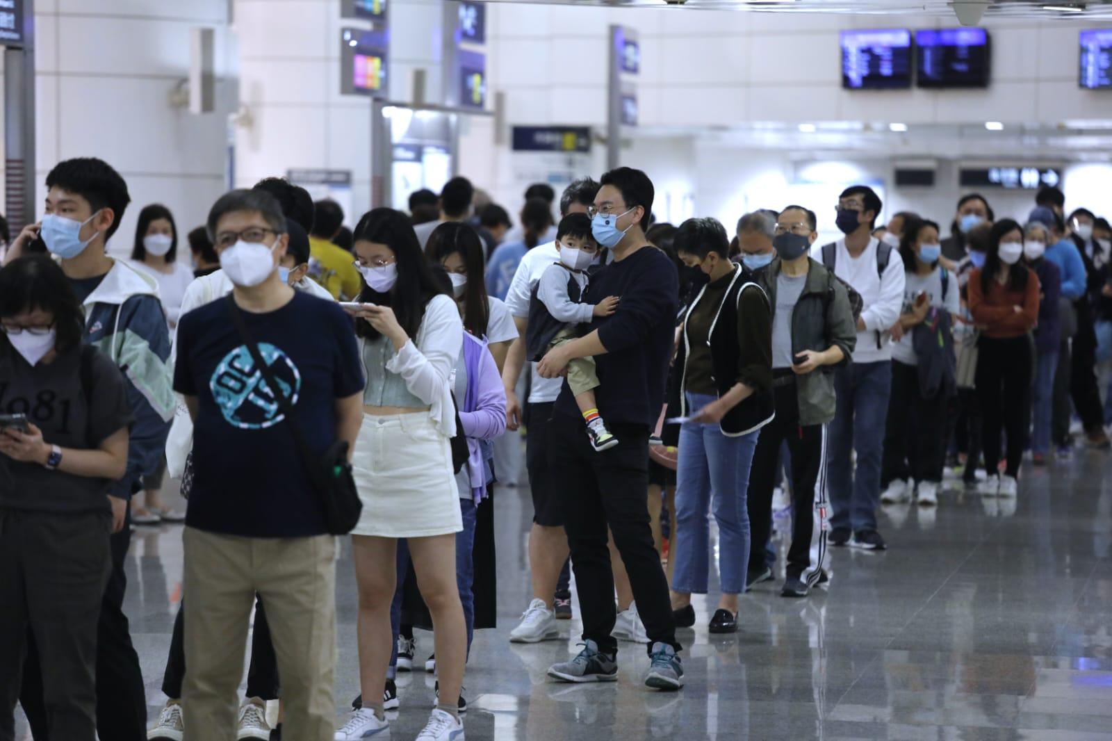 市民在港鐵青衣站科興疫苗接種中心排隊打針。(林俊源攝)