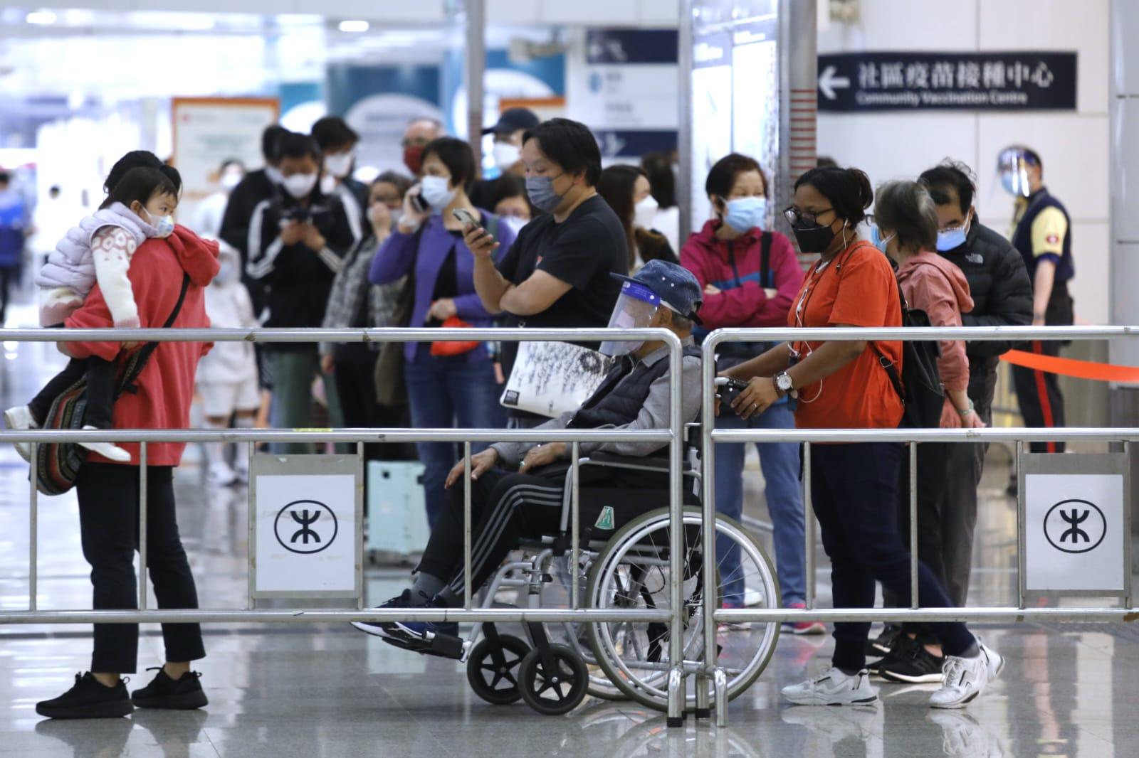 市民在港鐵青衣站科興疫苗接種中心排隊打針。(林俊源攝)