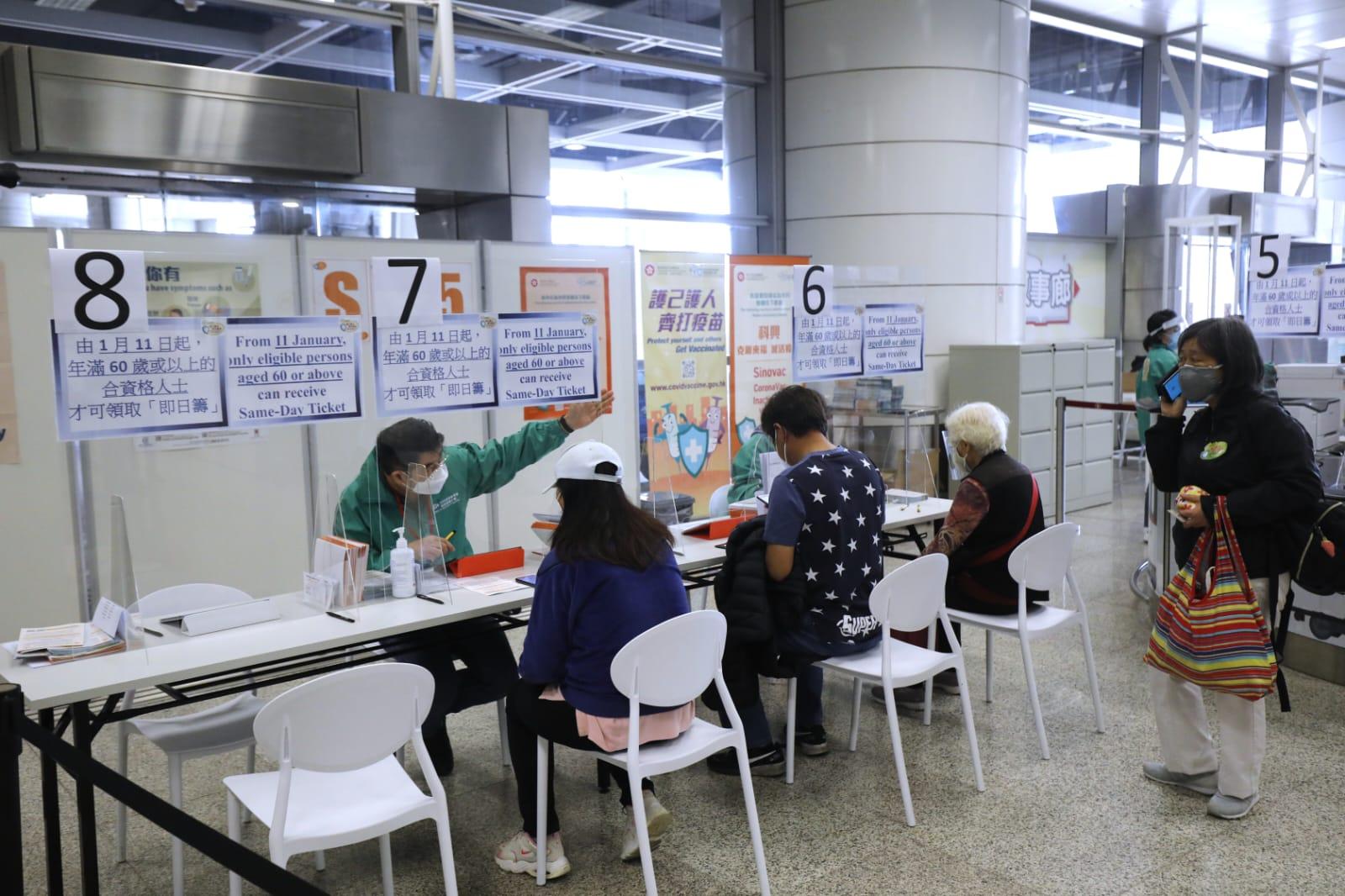 市民在港鐵青衣站科興疫苗接種中心排隊打針。(林俊源攝)