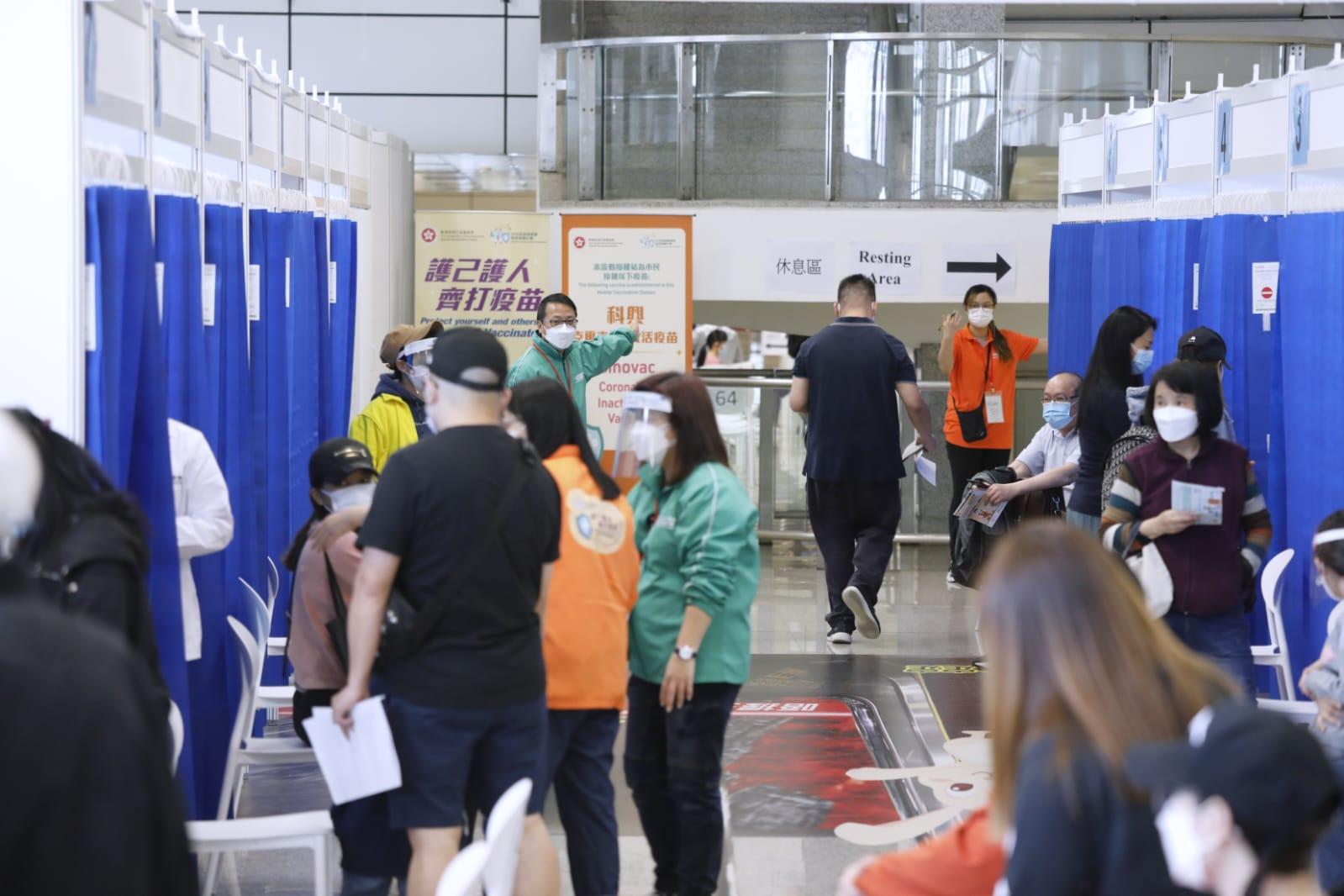 市民在港鐵青衣站科興疫苗接種中心排隊打針。(林俊源攝)