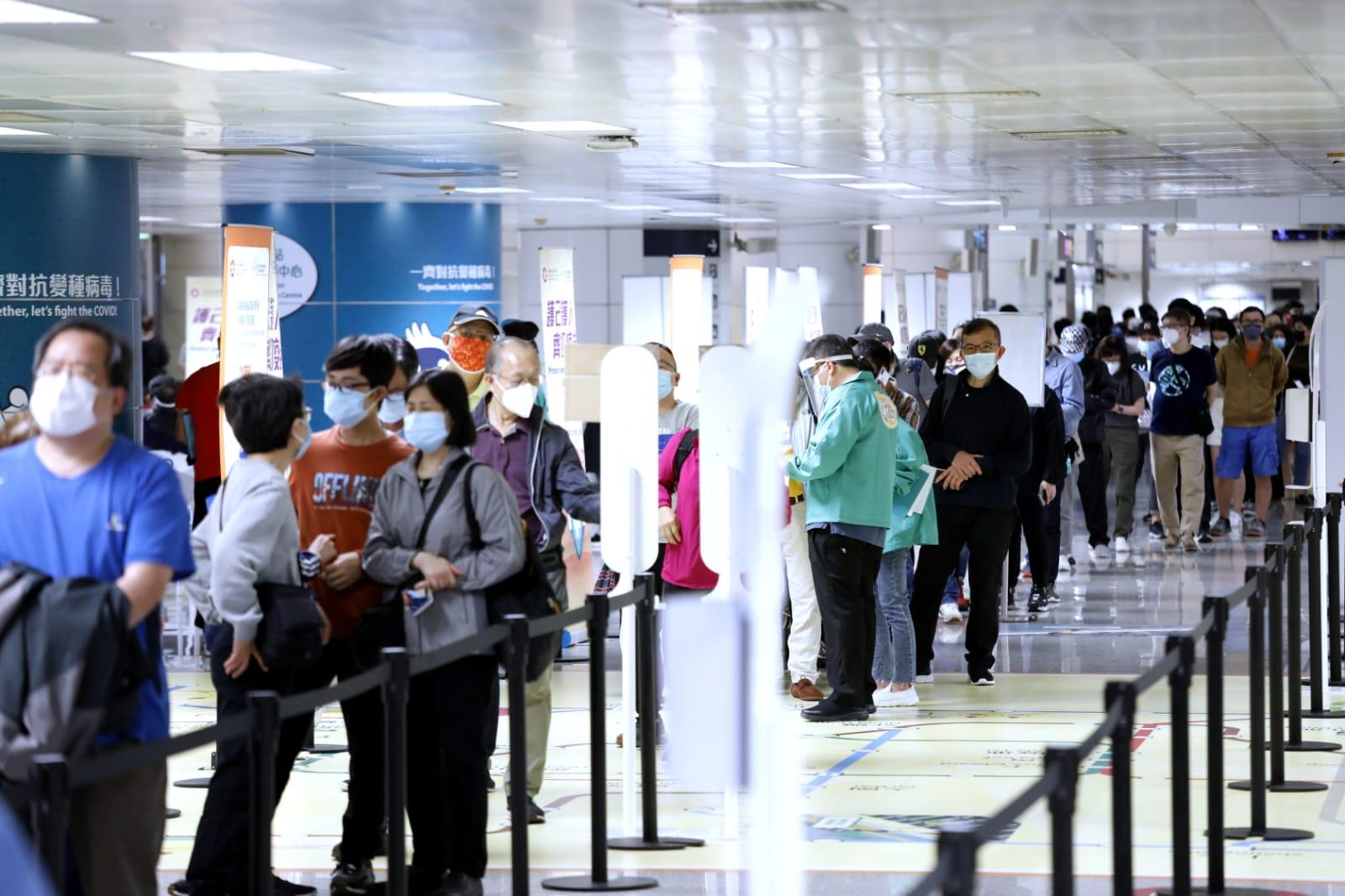 市民在港鐵青衣站科興疫苗接種中心排隊打針。(林俊源攝)