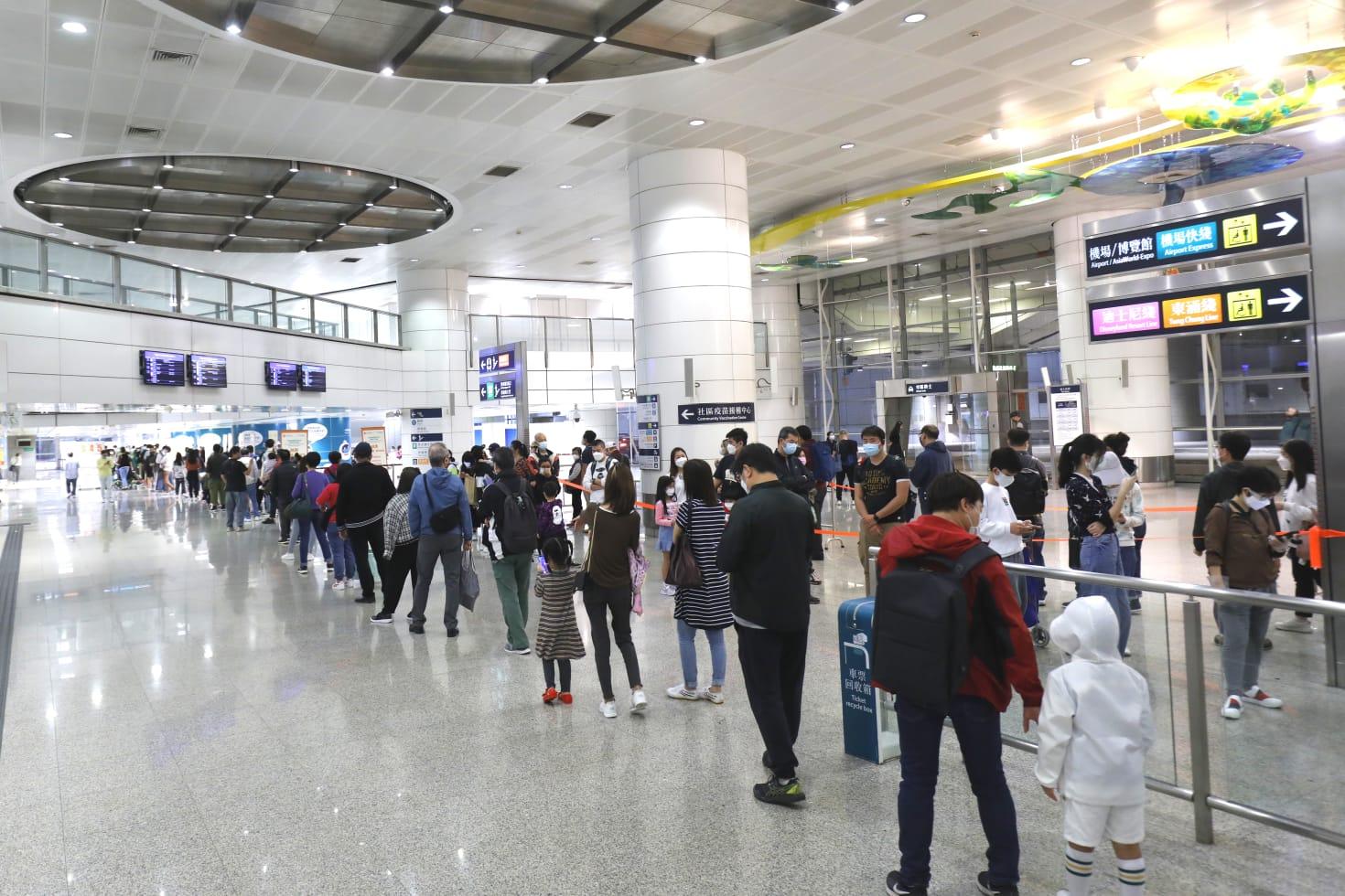 市民在港鐵青衣站科興疫苗接種中心排隊打針。(林俊源攝)