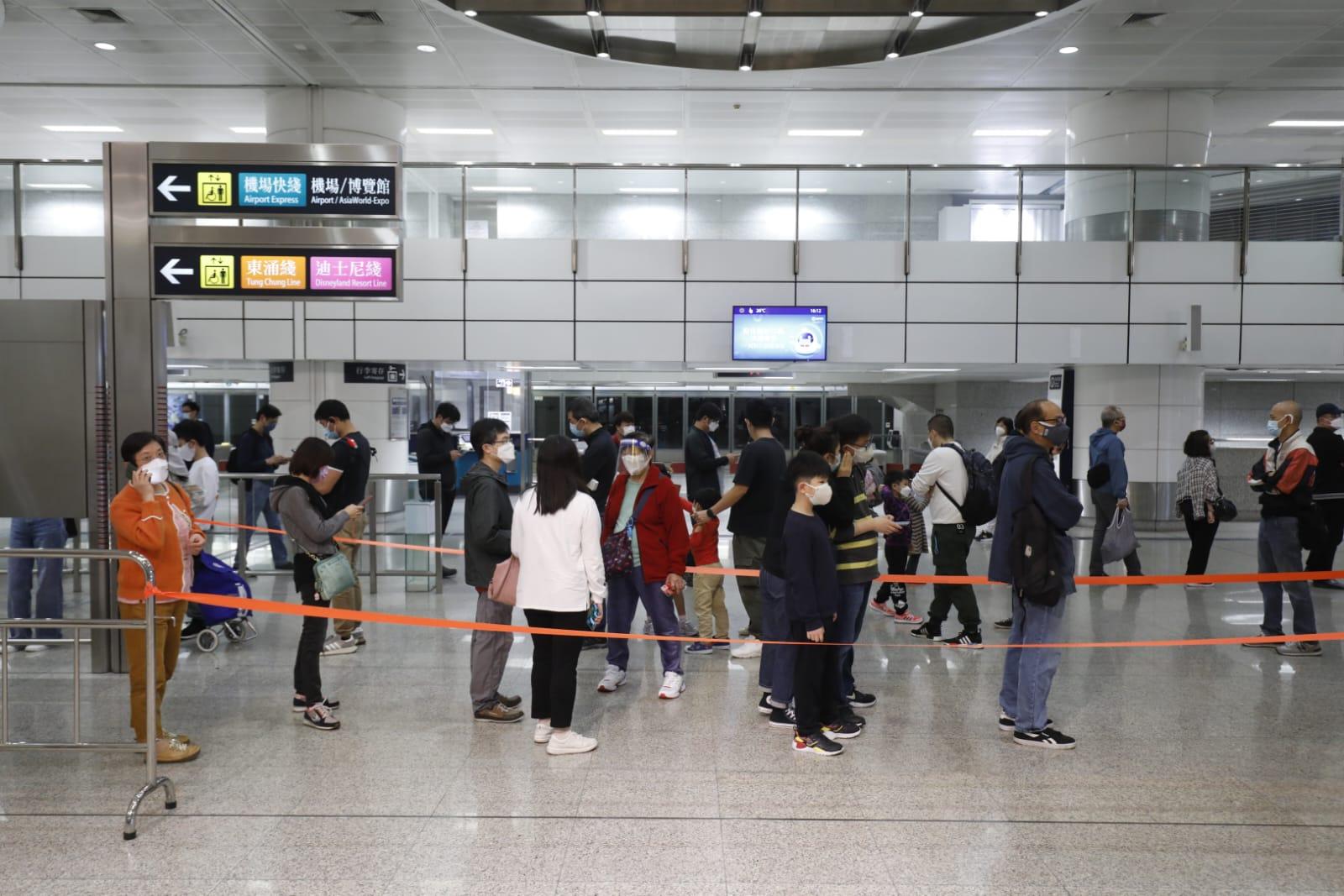 市民在港鐵青衣站科興疫苗接種中心排隊打針。(林俊源攝)