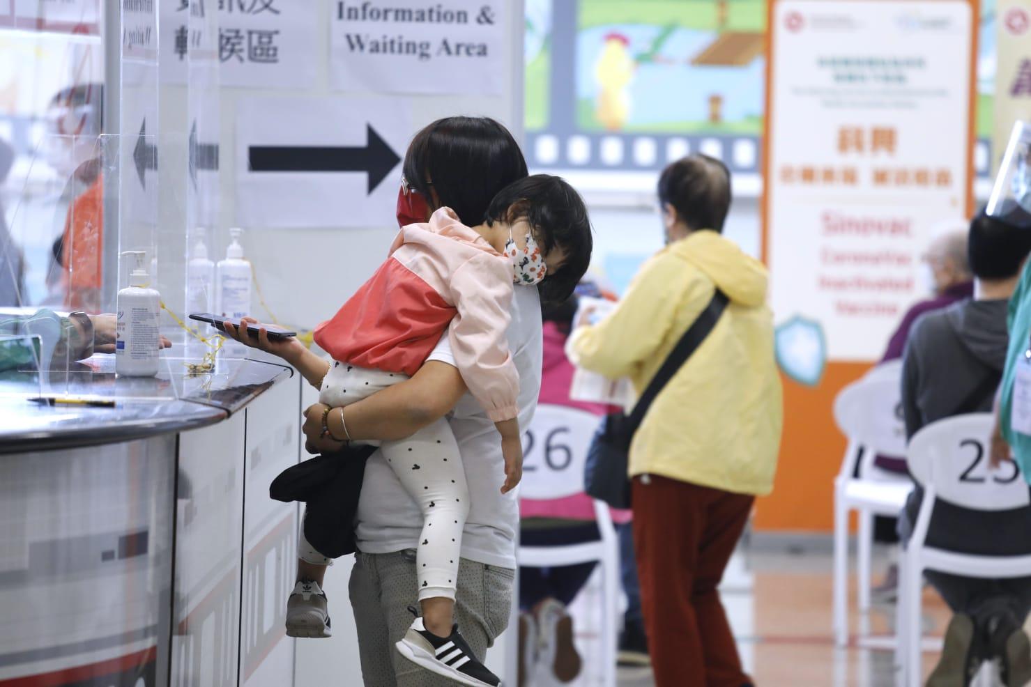 市民在港鐵青衣站科興疫苗接種中心排隊打針。(林俊源攝)