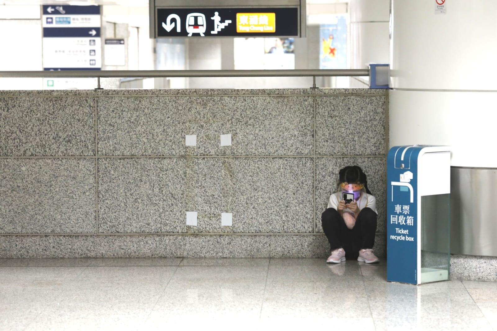 市民在港鐵青衣站科興疫苗接種中心排隊打針。(林俊源攝)