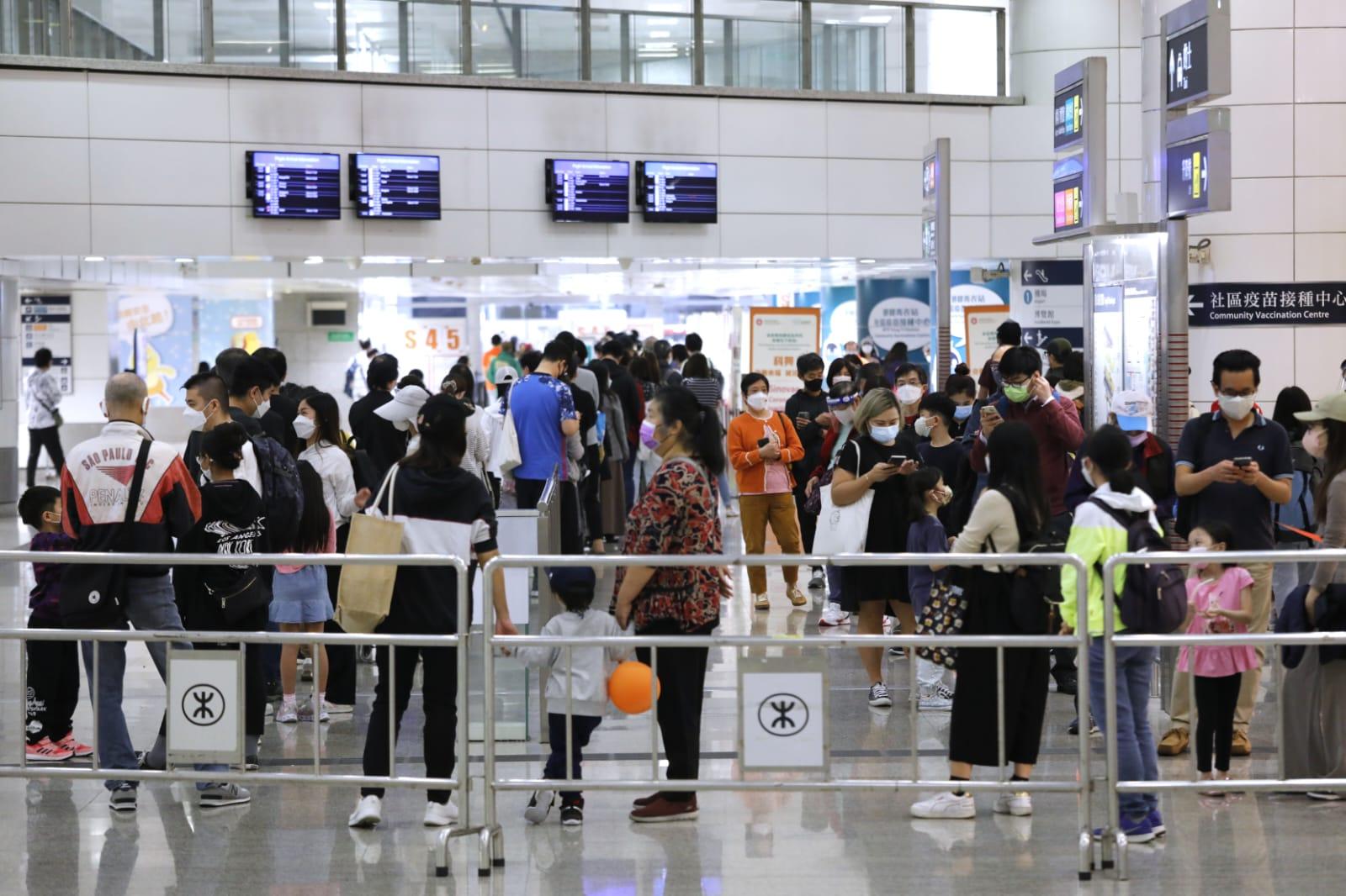 市民在港鐵青衣站科興疫苗接種中心排隊打針。(林俊源攝)