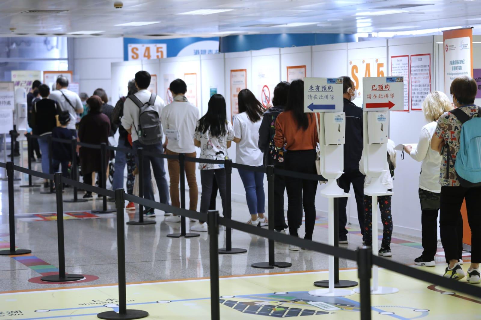 市民在港鐵青衣站科興疫苗接種中心排隊打針。(林俊源攝)