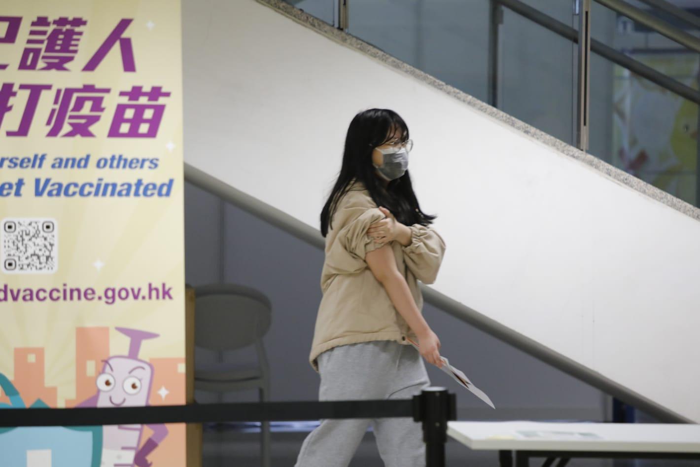 市民在港鐵青衣站科興疫苗接種中心排隊打針。(林俊源攝)