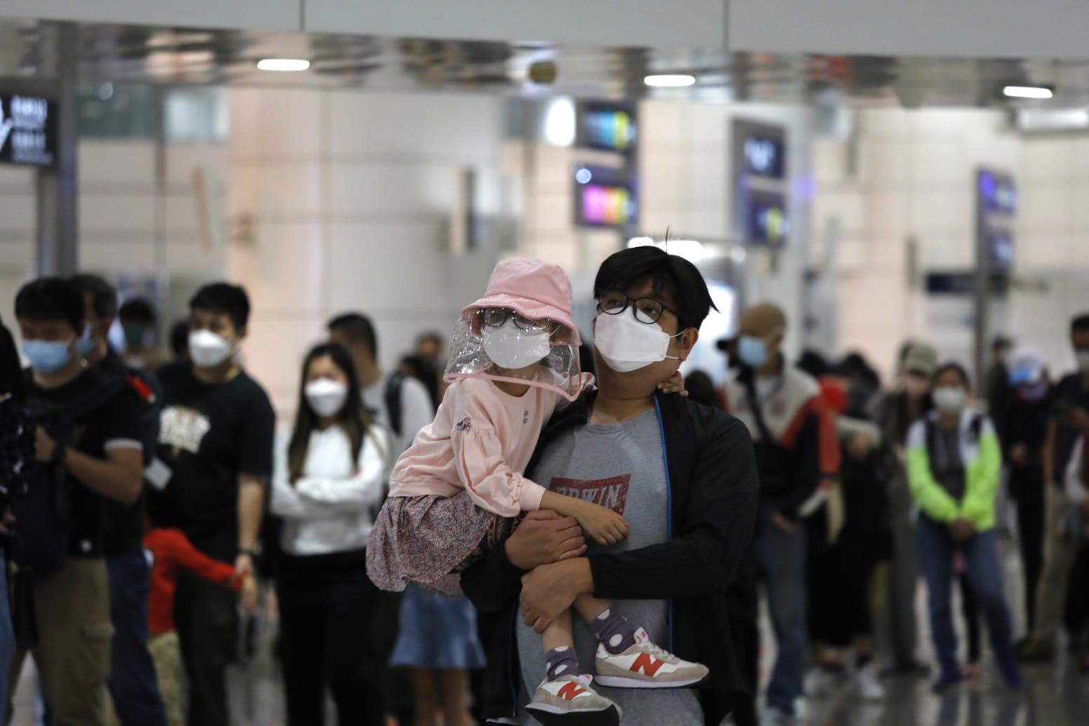 市民在港鐵青衣站科興疫苗接種中心排隊打針。(林俊源攝)