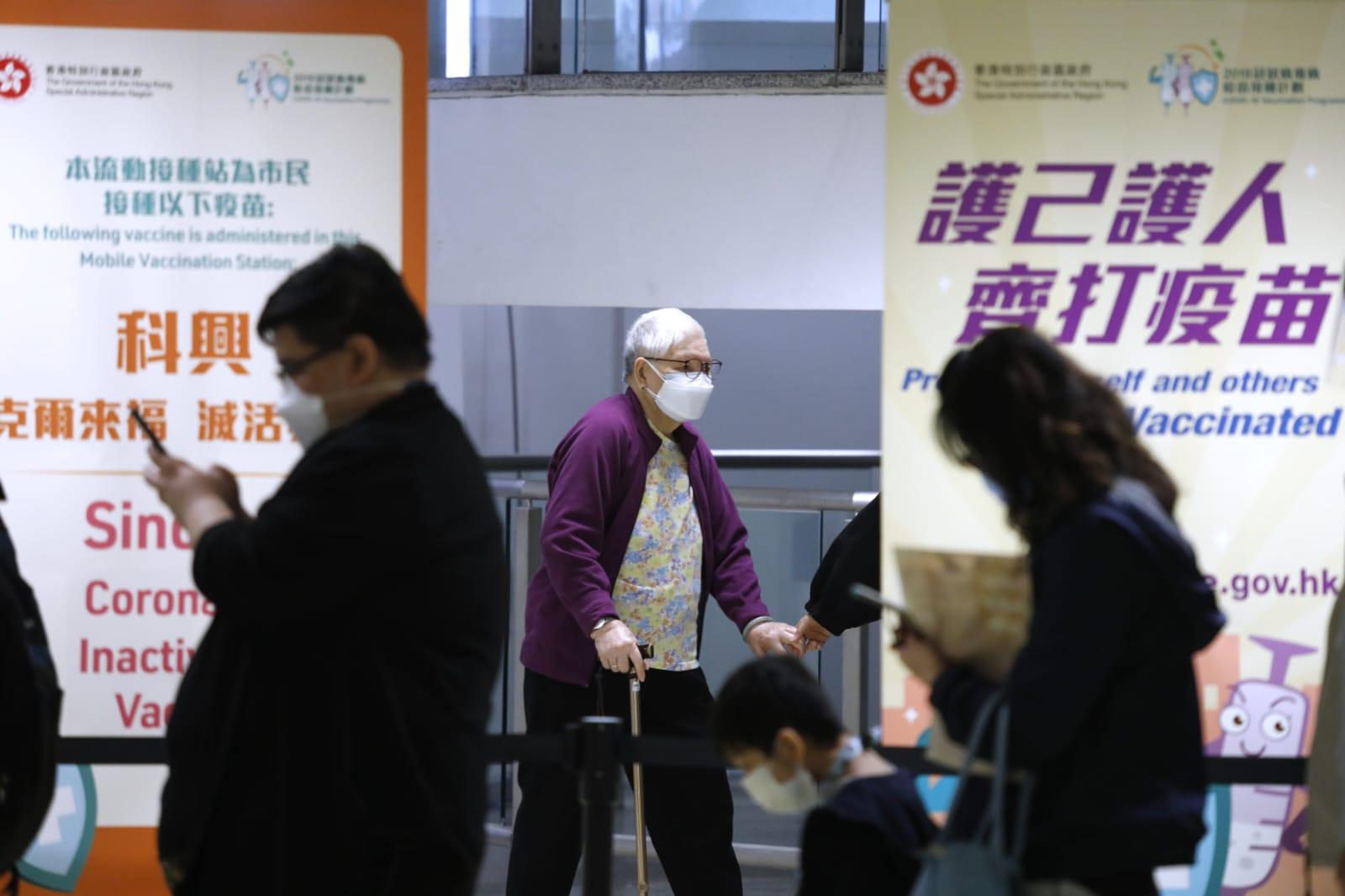 市民在港鐵青衣站科興疫苗接種中心排隊打針。(林俊源攝)