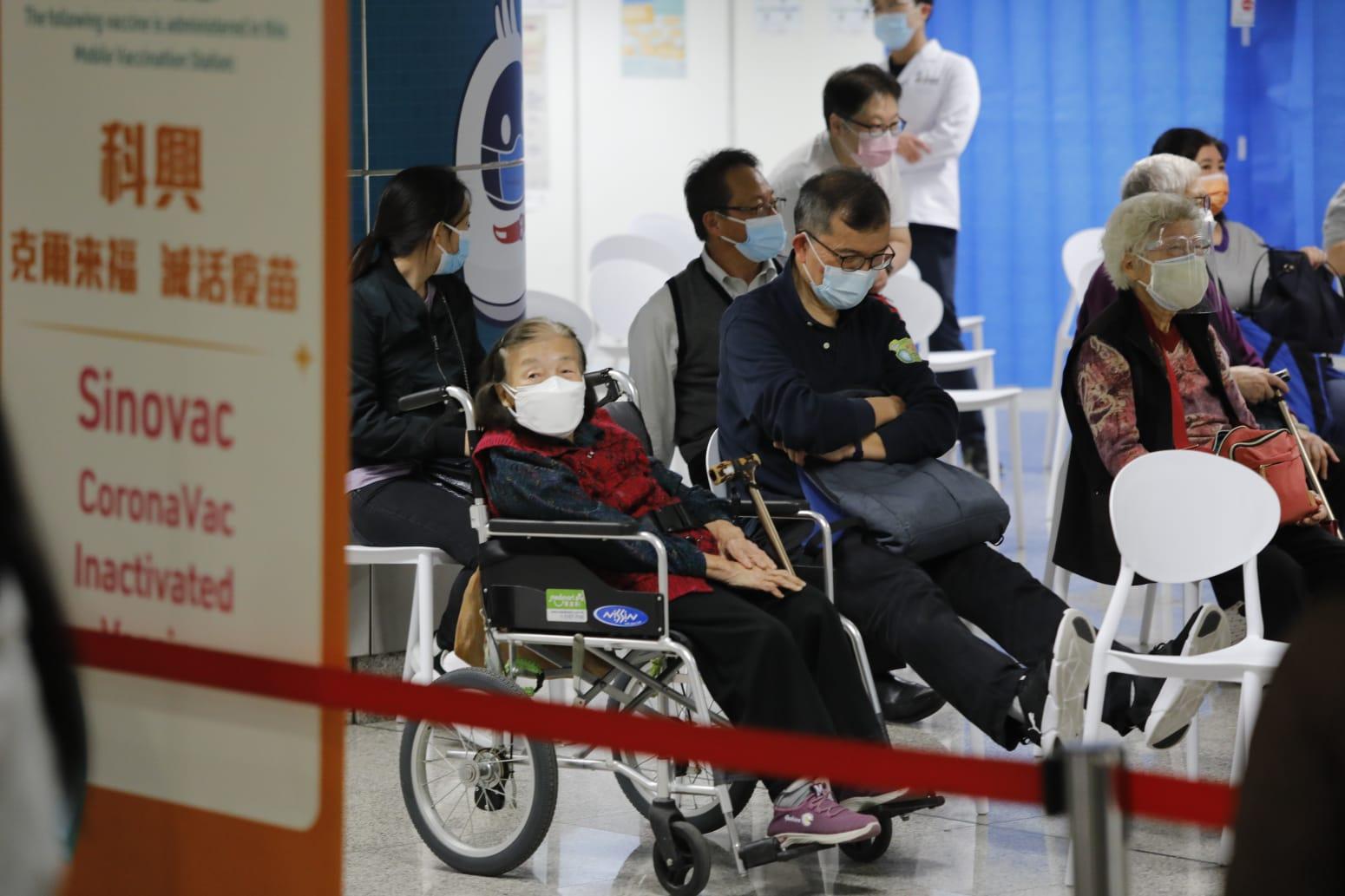 市民在港鐵青衣站科興疫苗接種中心排隊打針。(林俊源攝)