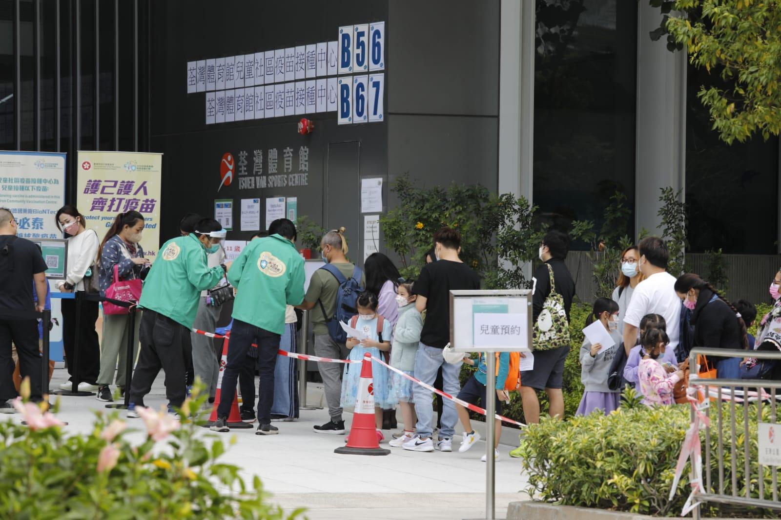 市民在荃灣體育館復必泰疫苗接種中心排隊打針。(林俊源攝)