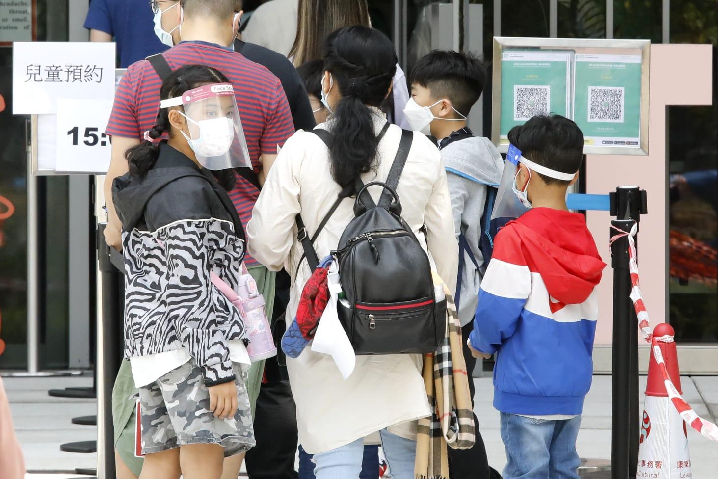 市民在荃灣體育館復必泰疫苗接種中心排隊打針。(林俊源攝)