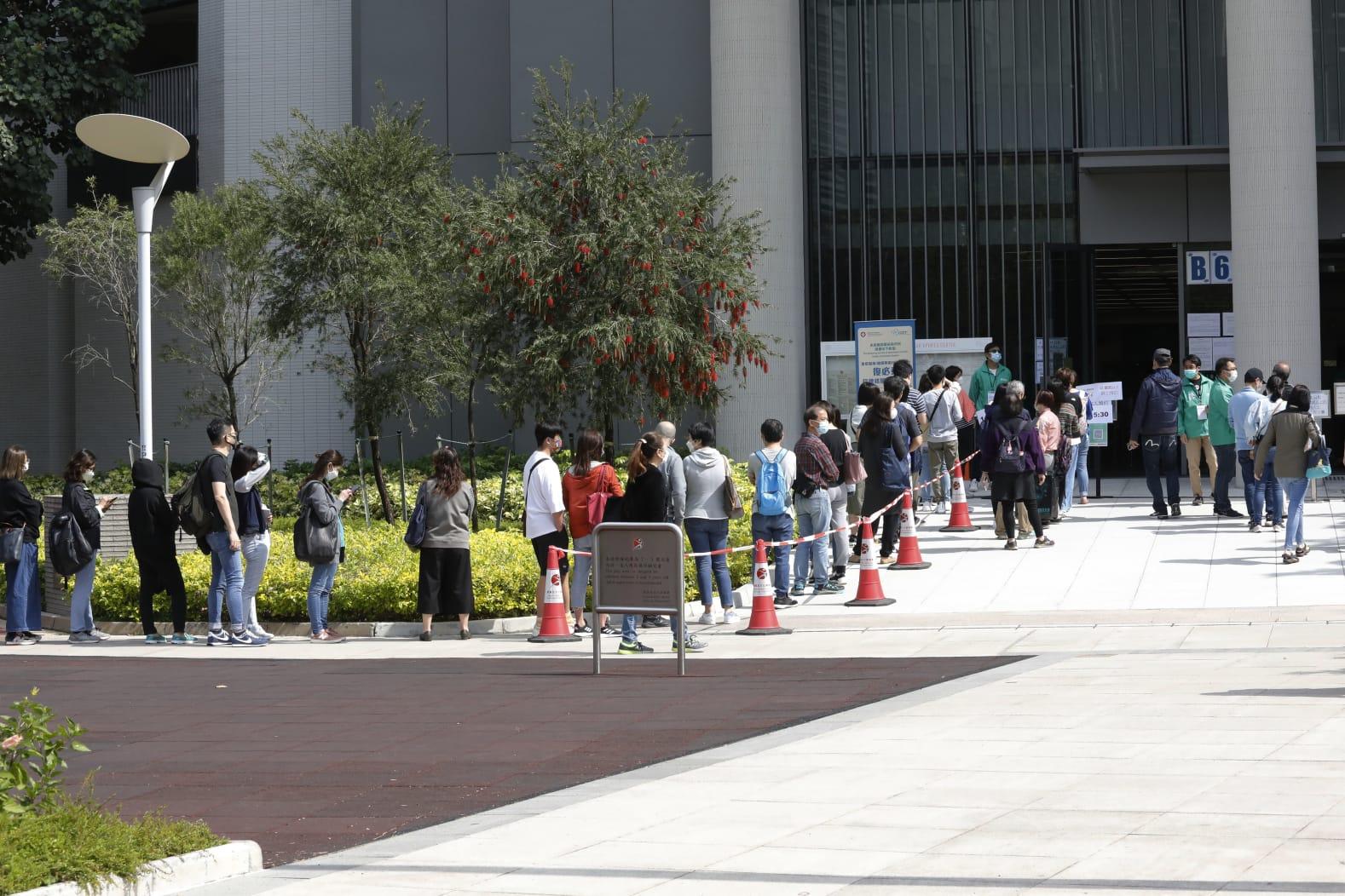 市民在荃灣體育館復必泰疫苗接種中心排隊打針。(林俊源攝)