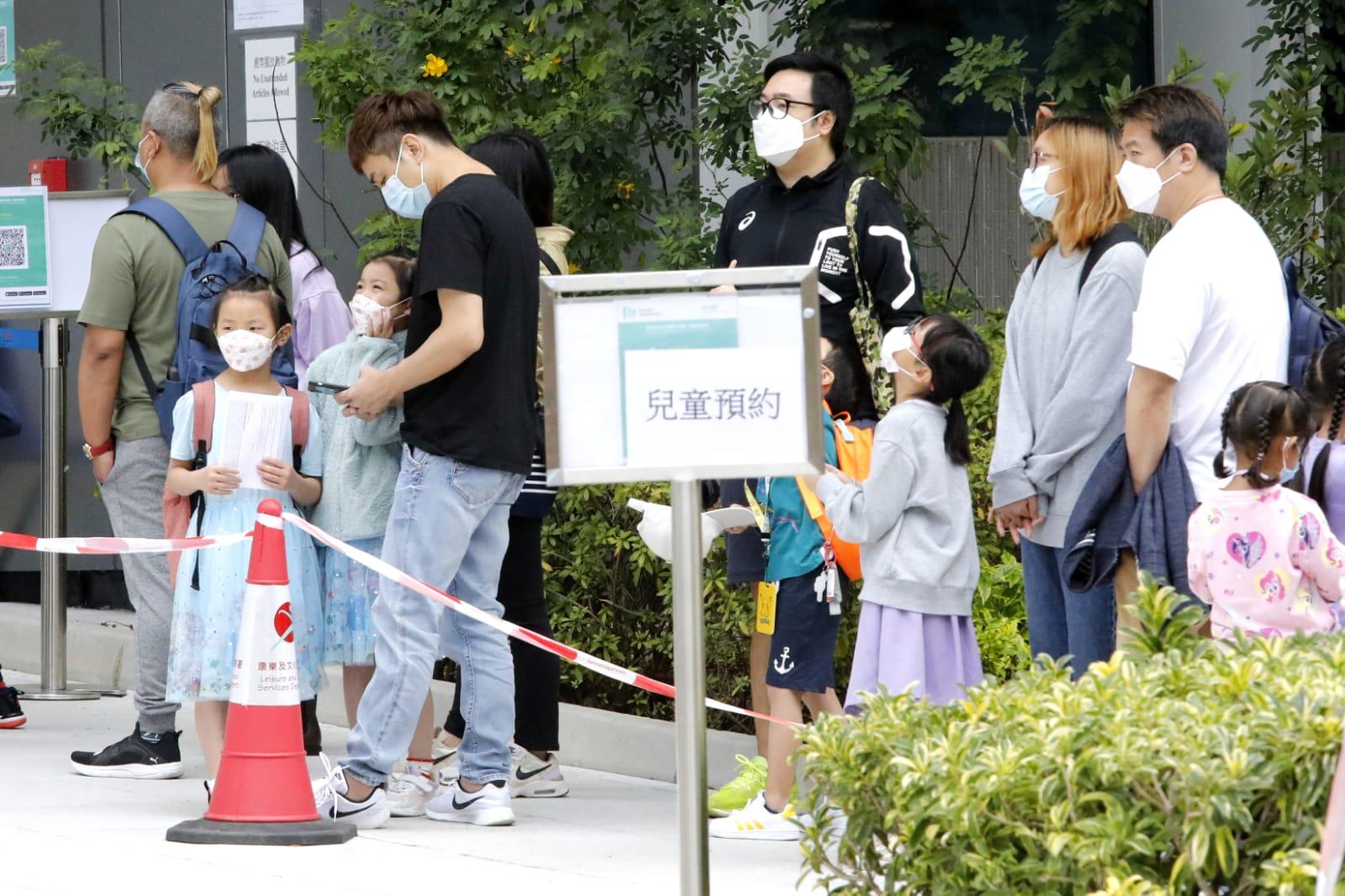 市民在荃灣體育館復必泰疫苗接種中心排隊打針。(林俊源攝)