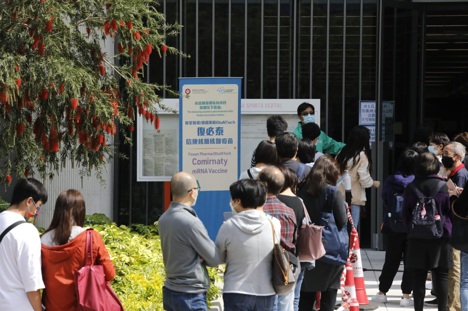 市民在荃灣體育館復必泰疫苗接種中心排隊打針。(林俊源攝)
