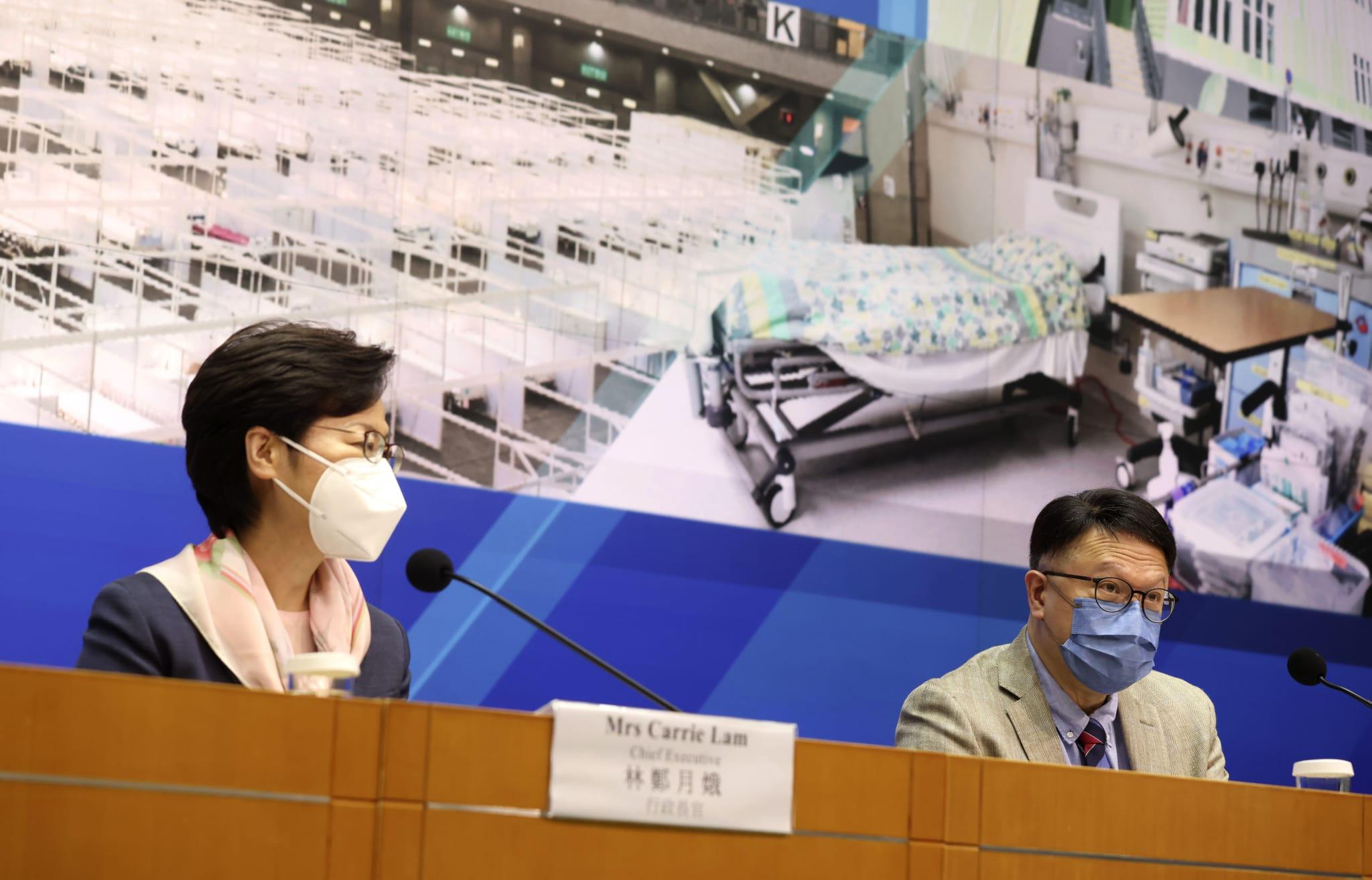 政府專家顧問、中大呼吸系統科講座教授許樹昌(左)。