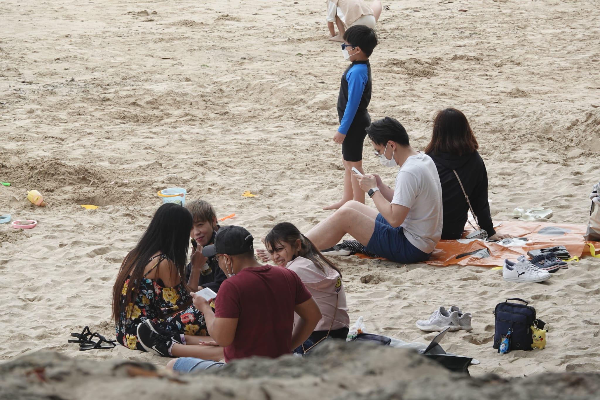 近日不少市民到沙灘休憩。(陳奕釗攝)