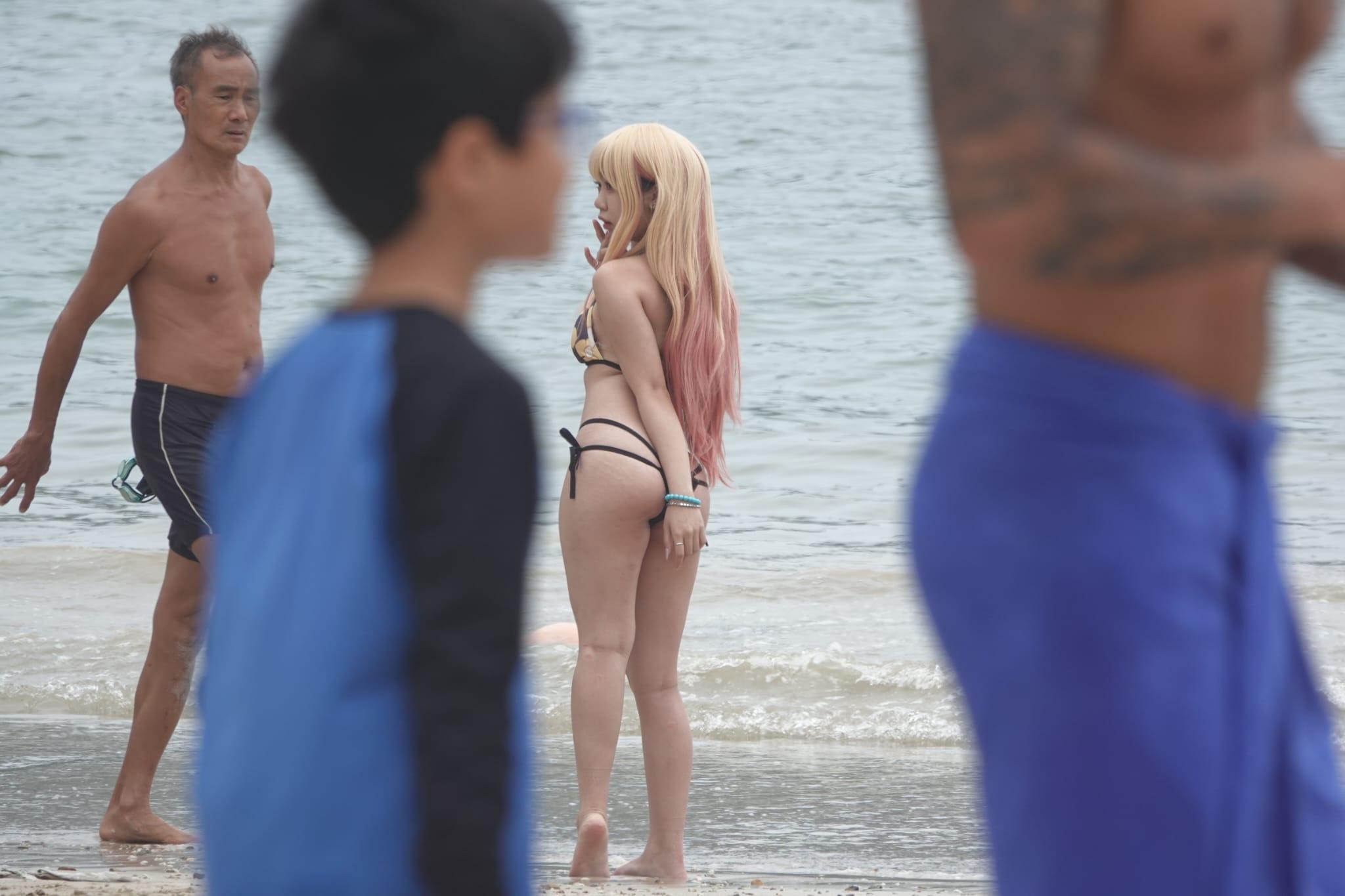 近日不少市民到沙灘休憩。(陳奕釗攝)