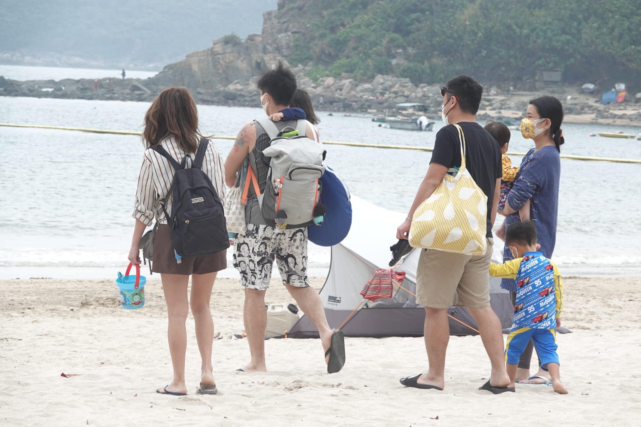 近日不少市民到沙灘休憩。(陳奕釗攝)