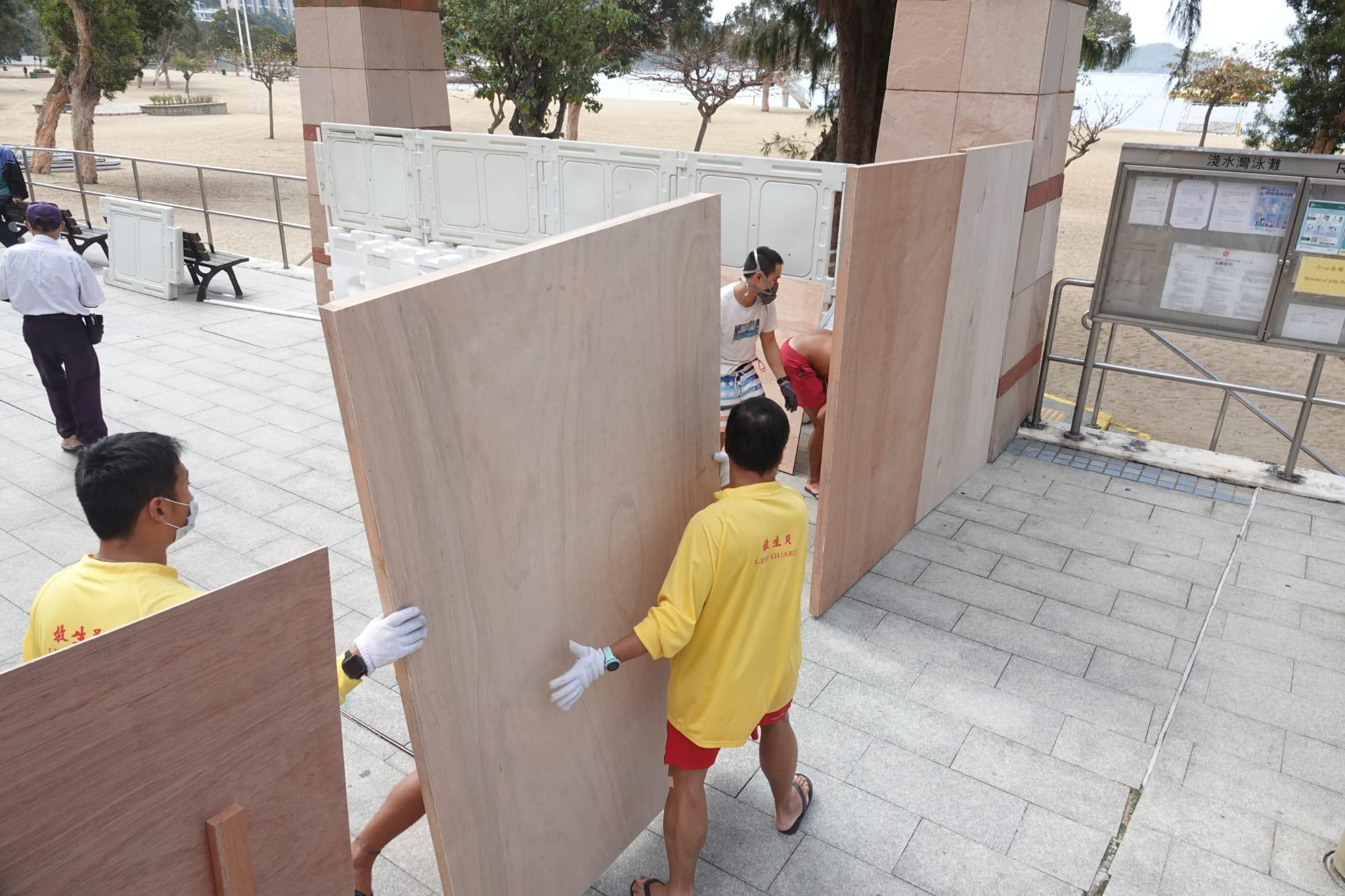 救生員今早以圍板圍封沙灘入口。(陳奕釗攝)