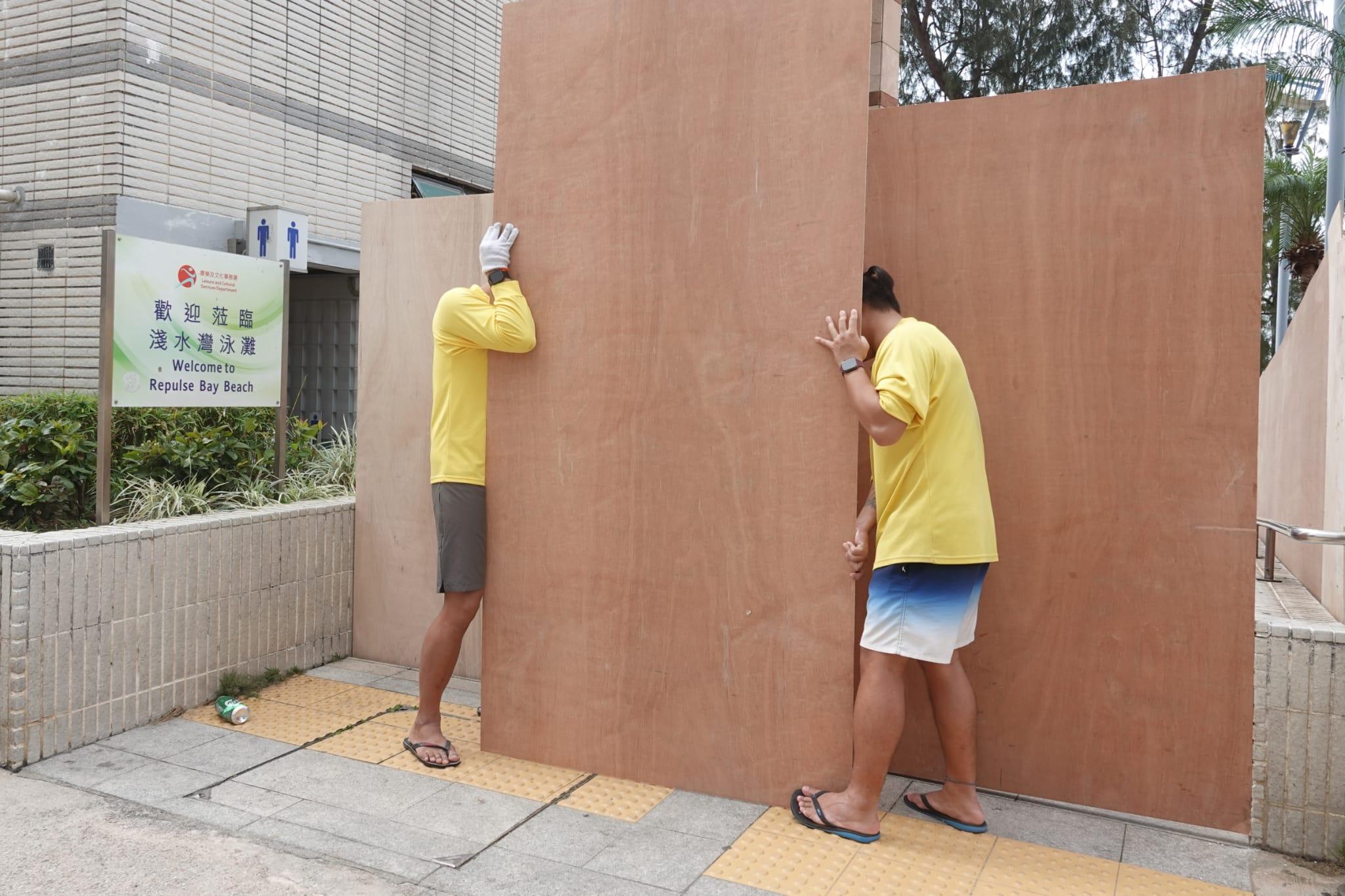 救生員今早以圍板圍封沙灘入口。(陳奕釗攝)