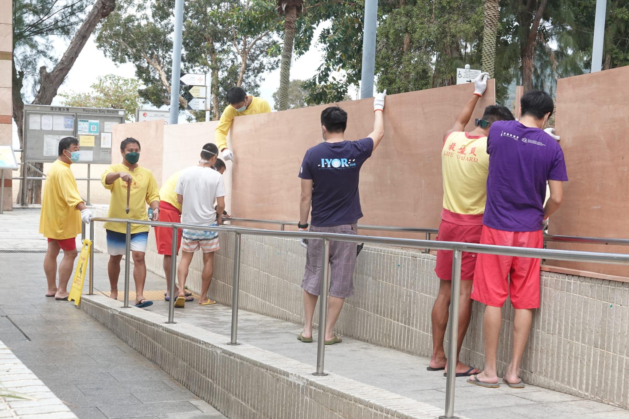 救生員今早以圍板圍封沙灘入口。(陳奕釗攝)