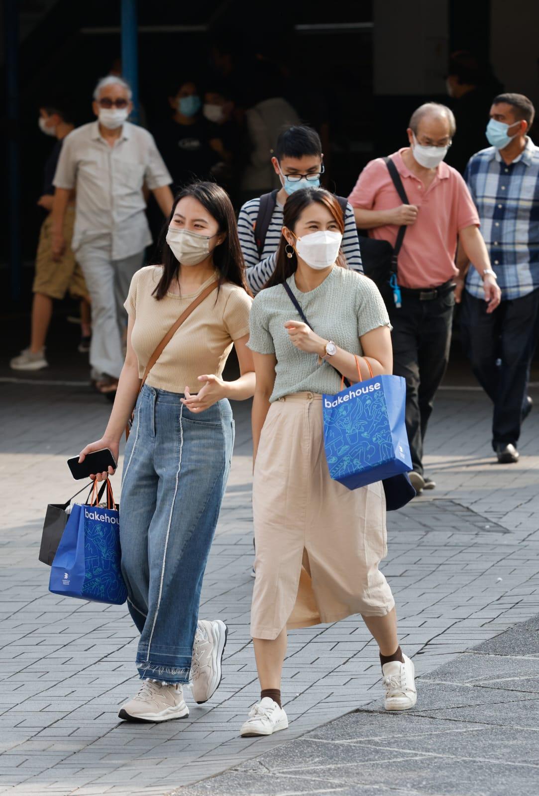 近日市面人流增加。(蘇文傑攝)