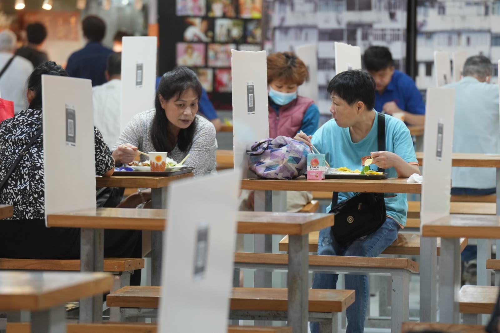 現時政府禁止食肆晚市堂食、限制2人1枱。(陳奕釗攝)