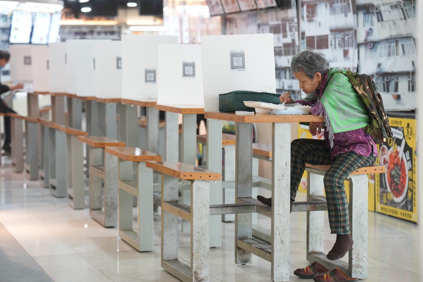 現時政府禁止食肆晚市堂食、限制2人1枱。(陳奕釗攝)