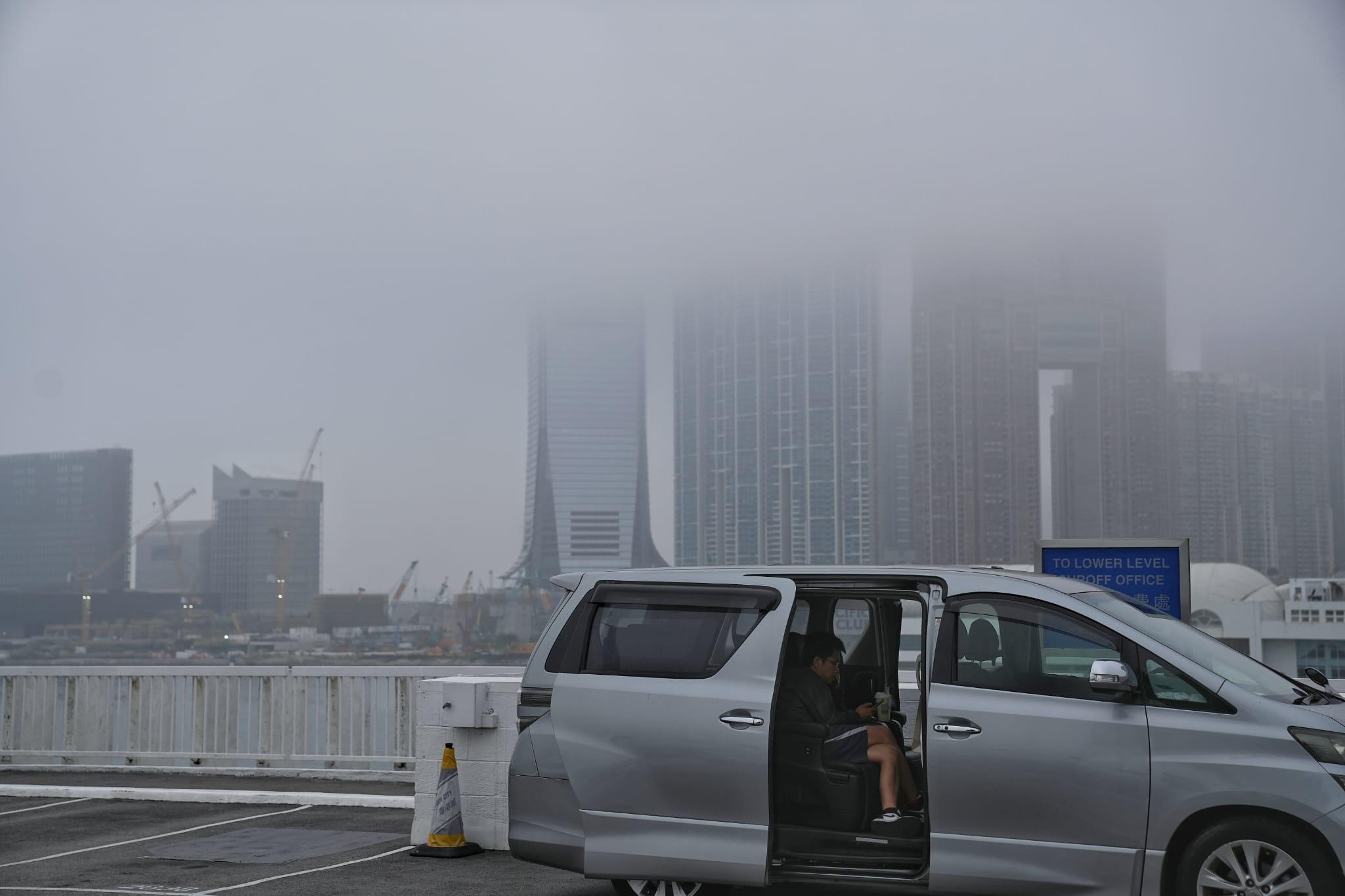 政府擬放寬社交距離措施。(夏家朗攝)