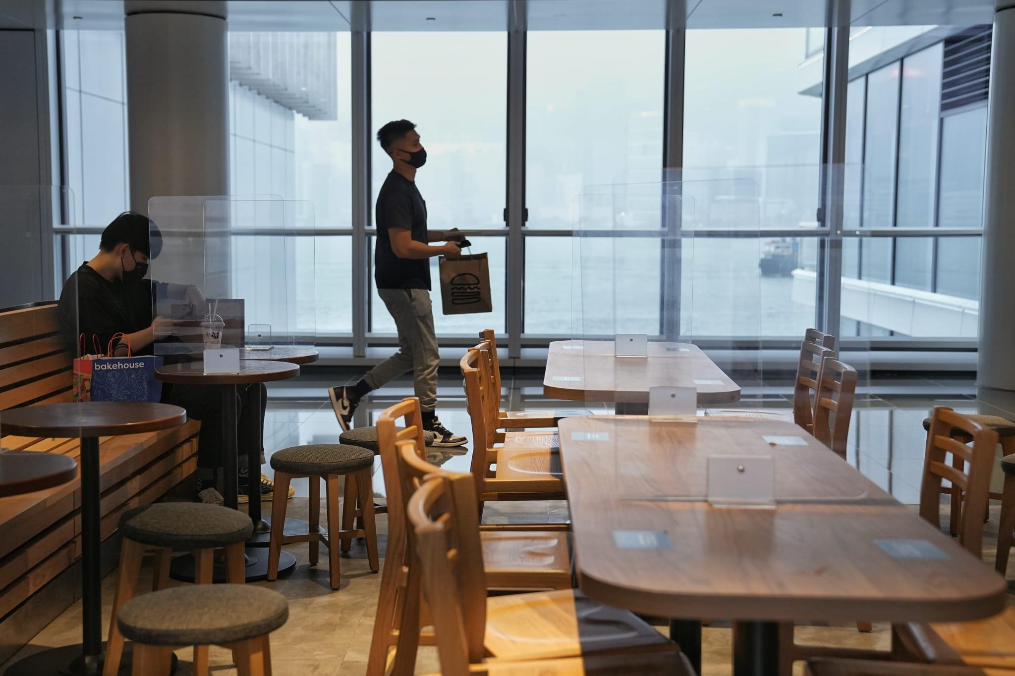 政府擬放寬社交距離措施。(夏家朗攝)