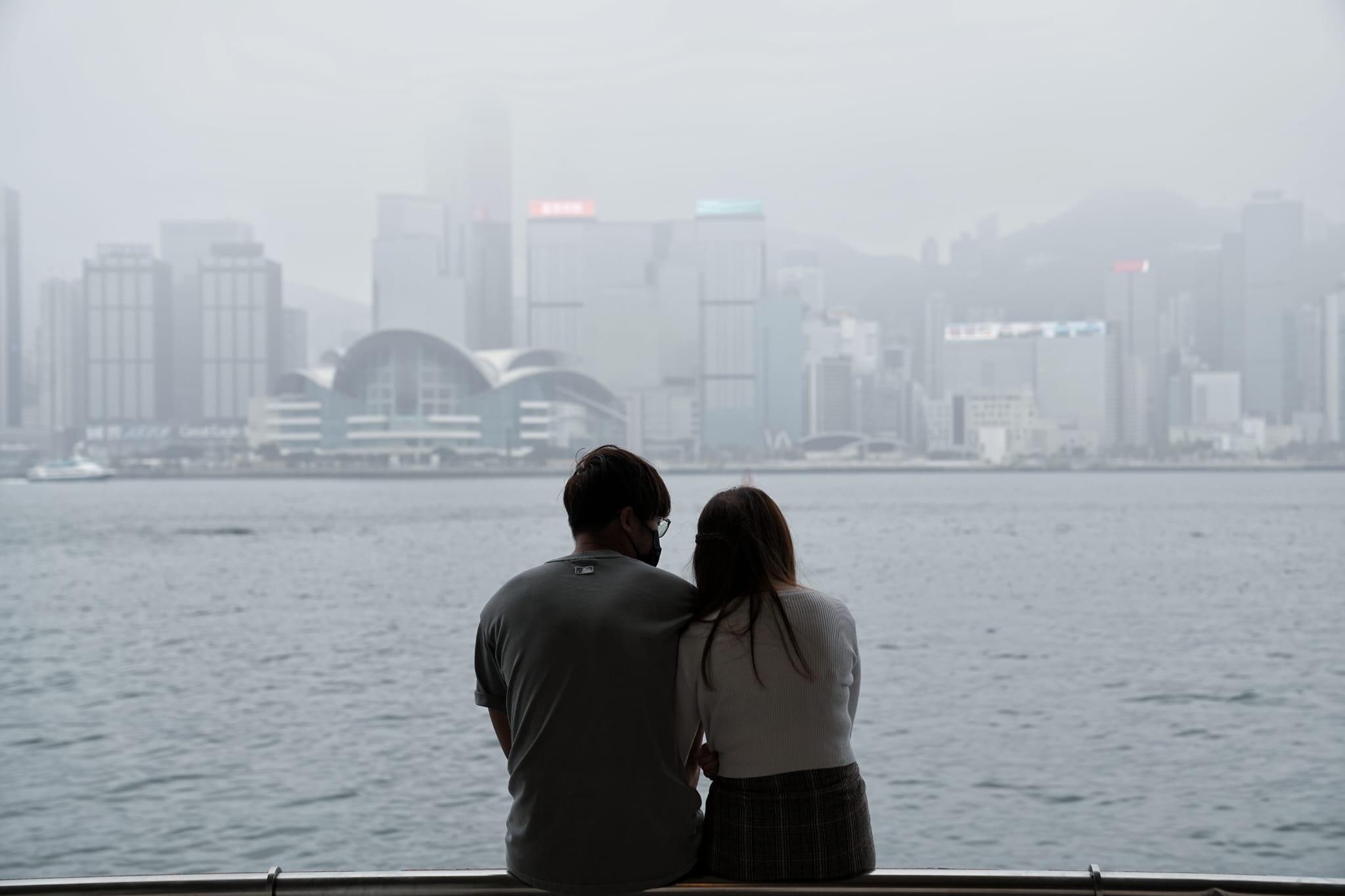 政府擬放寬社交距離措施。(夏家朗攝)