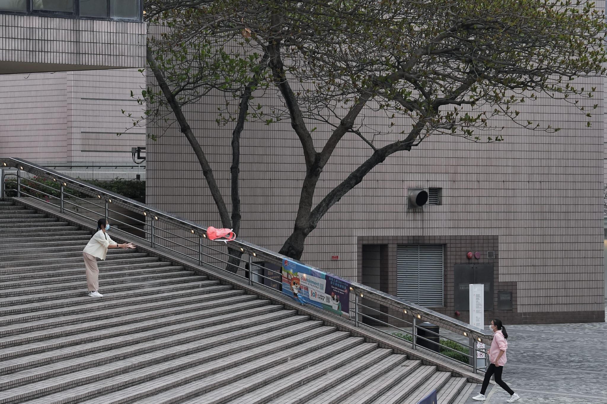 政府擬放寬社交距離措施。(夏家朗攝)