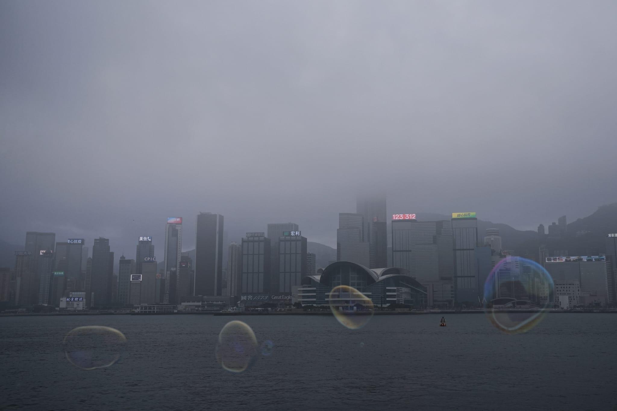 政府擬放寬社交距離措施。(夏家朗攝)