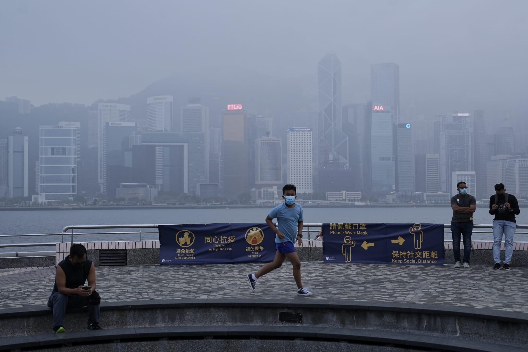 政府擬放寬社交距離措施。(夏家朗攝)