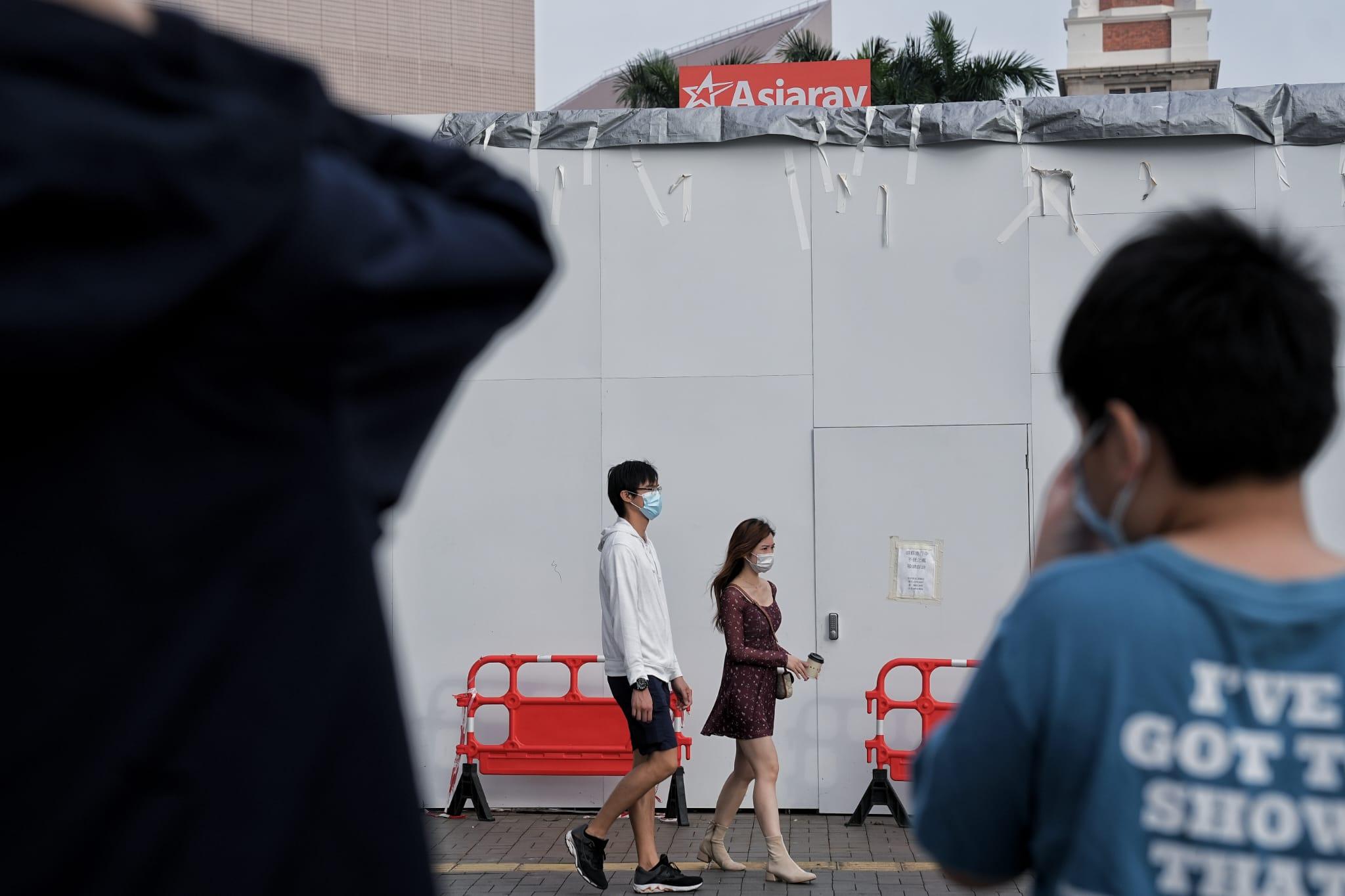 政府擬放寬社交距離措施。(夏家朗攝)