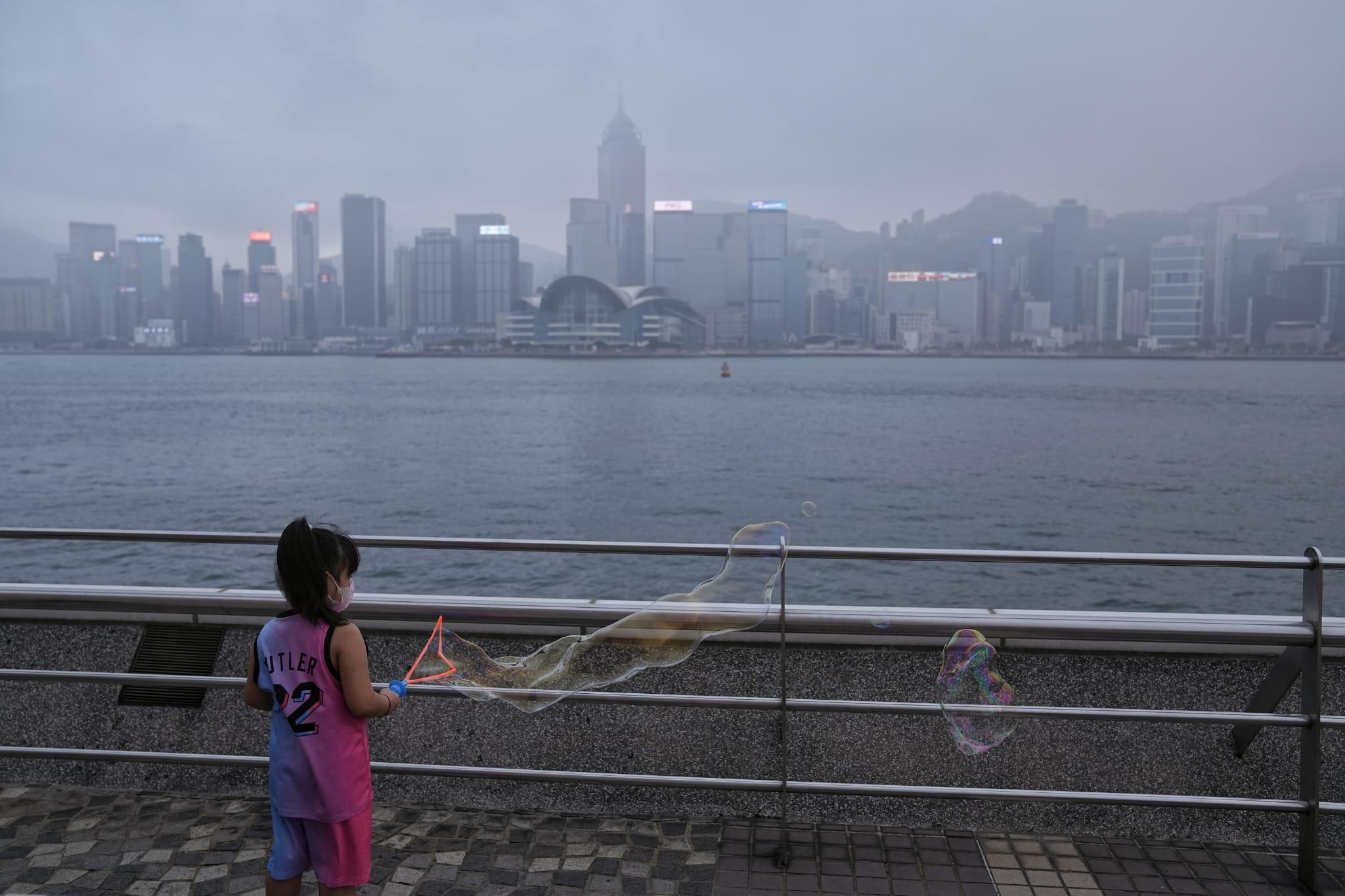 政府擬放寬社交距離措施。(夏家朗攝)