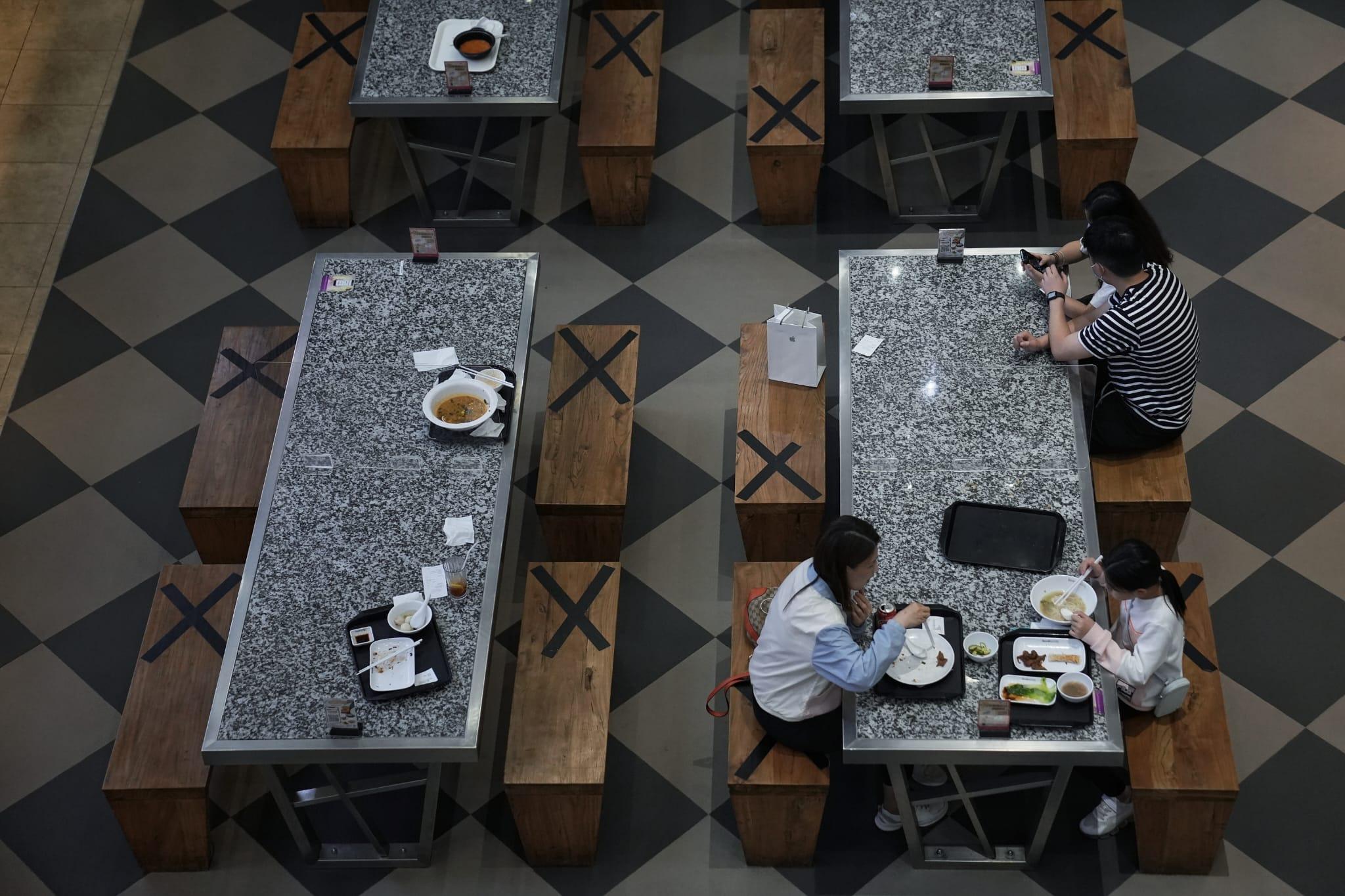 政府擬放寬社交距離措施。(夏家朗攝)