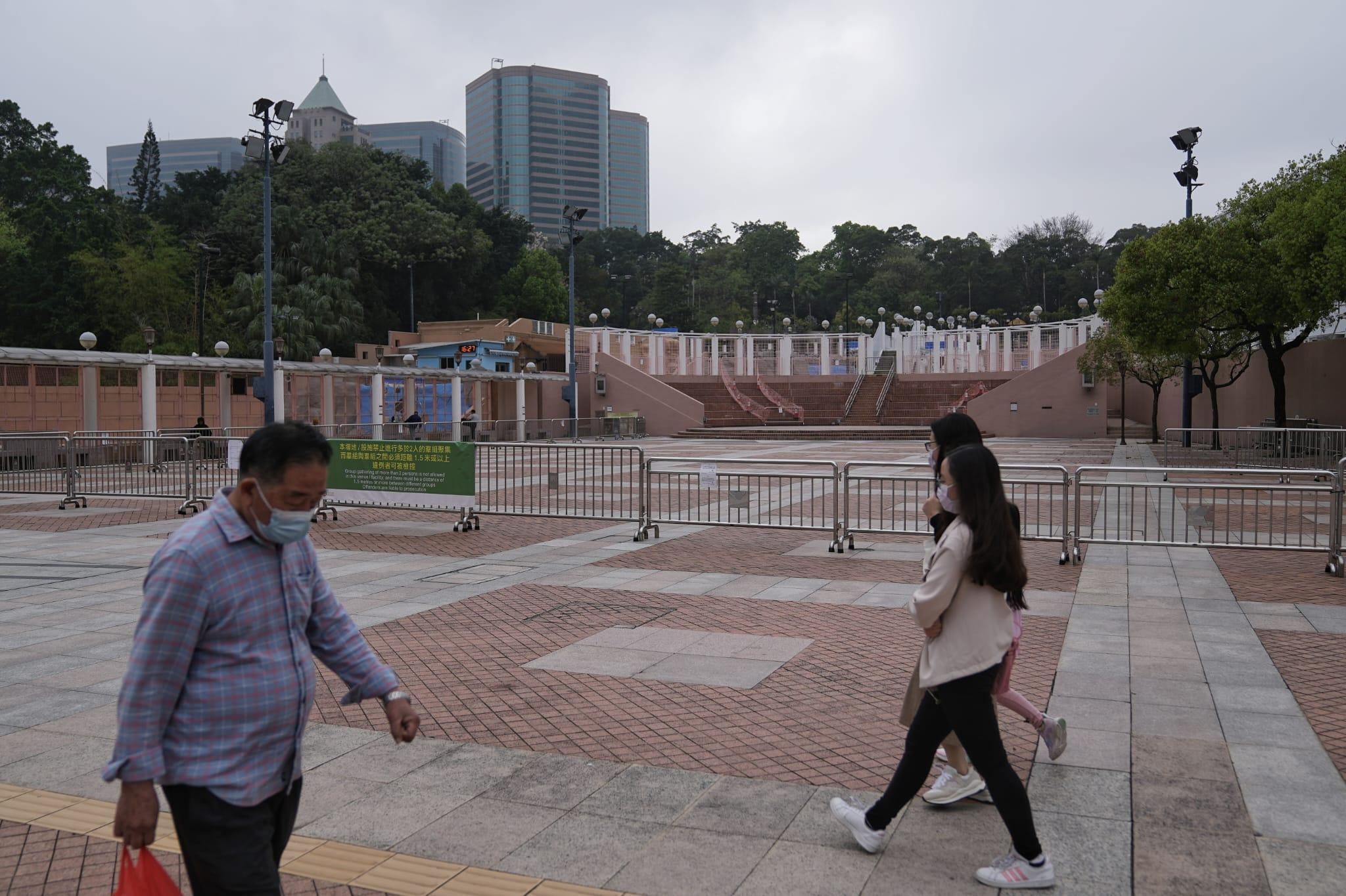 政府擬放寬社交距離措施。(夏家朗攝)