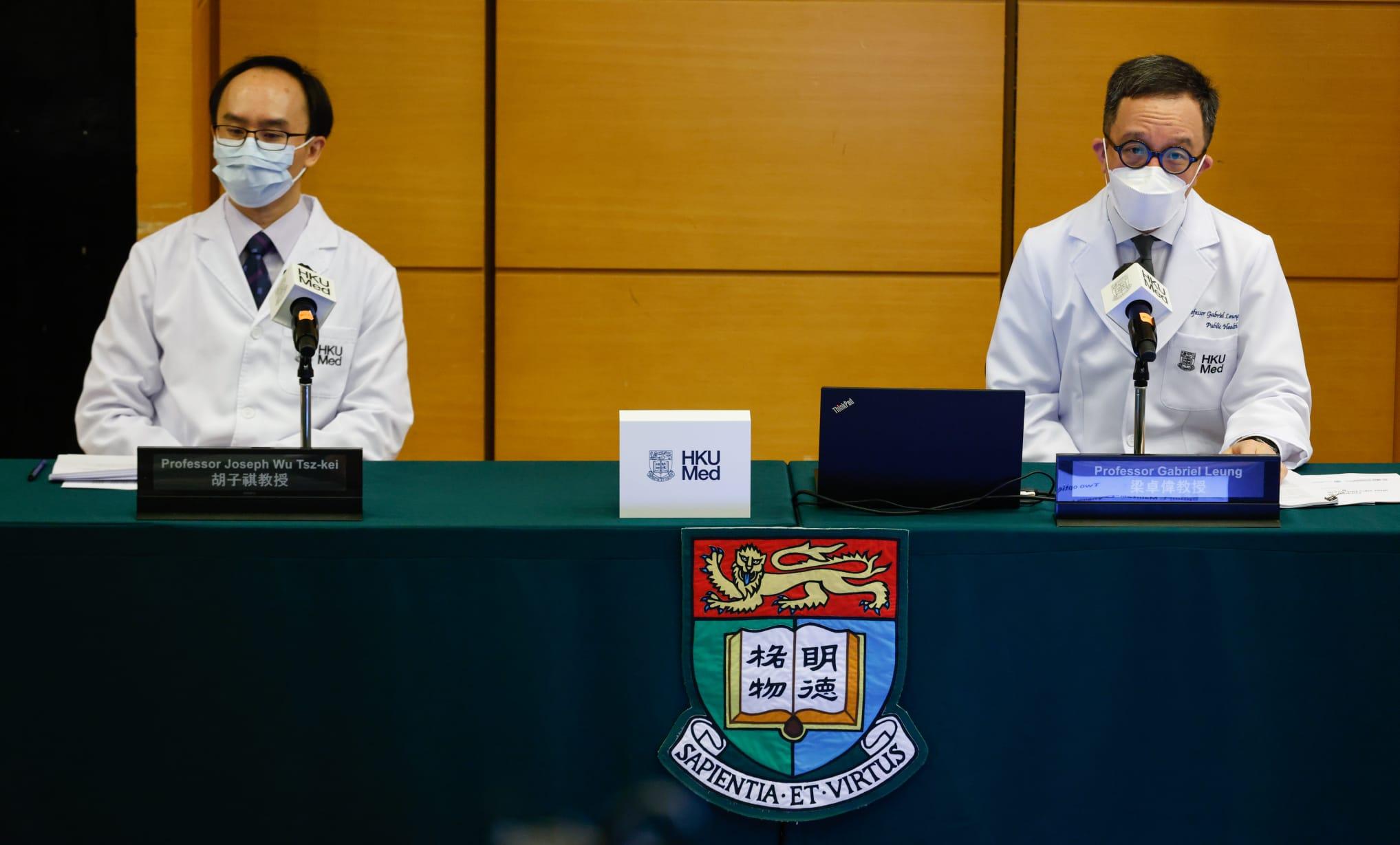 港大公共衛生學院流行病和生物統計學教授胡子祺(左)及港大醫學院長梁卓偉(右)。(蘇文傑攝)