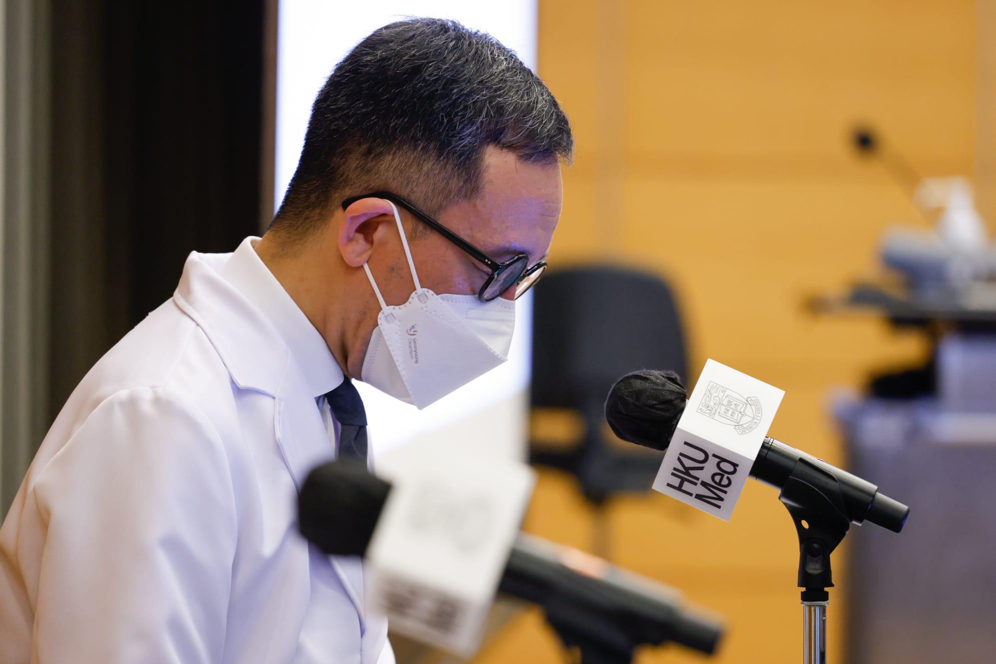 港大醫學院長梁卓偉就本港新冠疫情逾6,000名死者默哀。(蘇文傑攝)