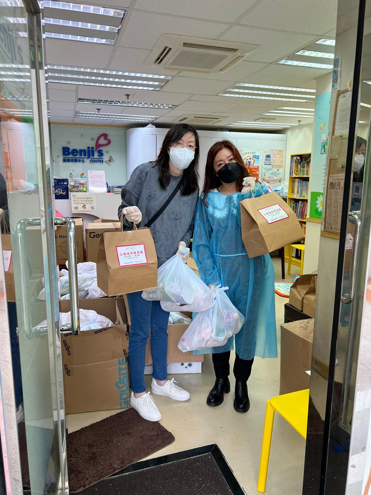 中原義工隊成員協助派發物資。