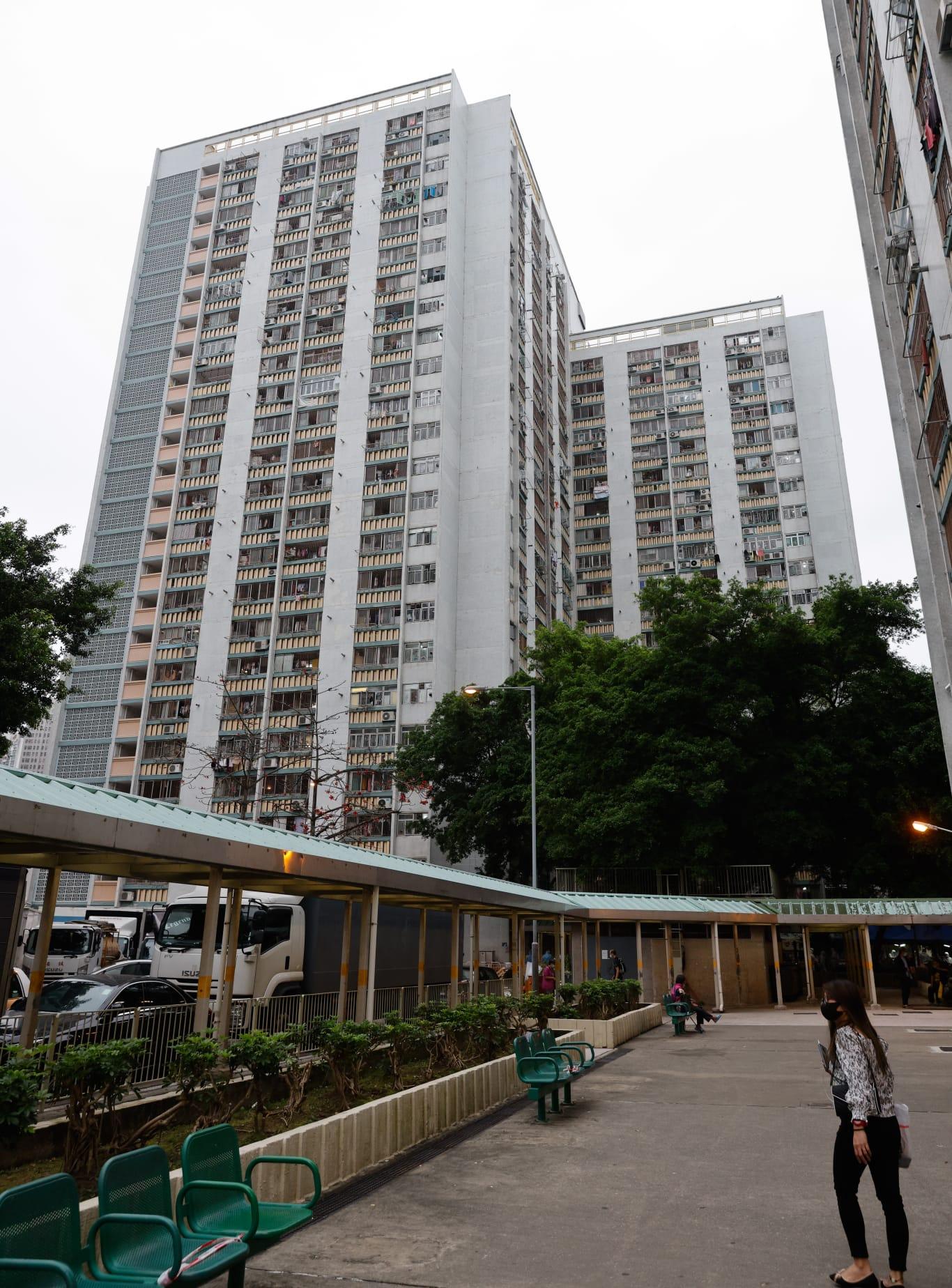 大埔廣福邨廣義樓今日被圍封,居民落樓接受採樣。(蘇文傑攝)