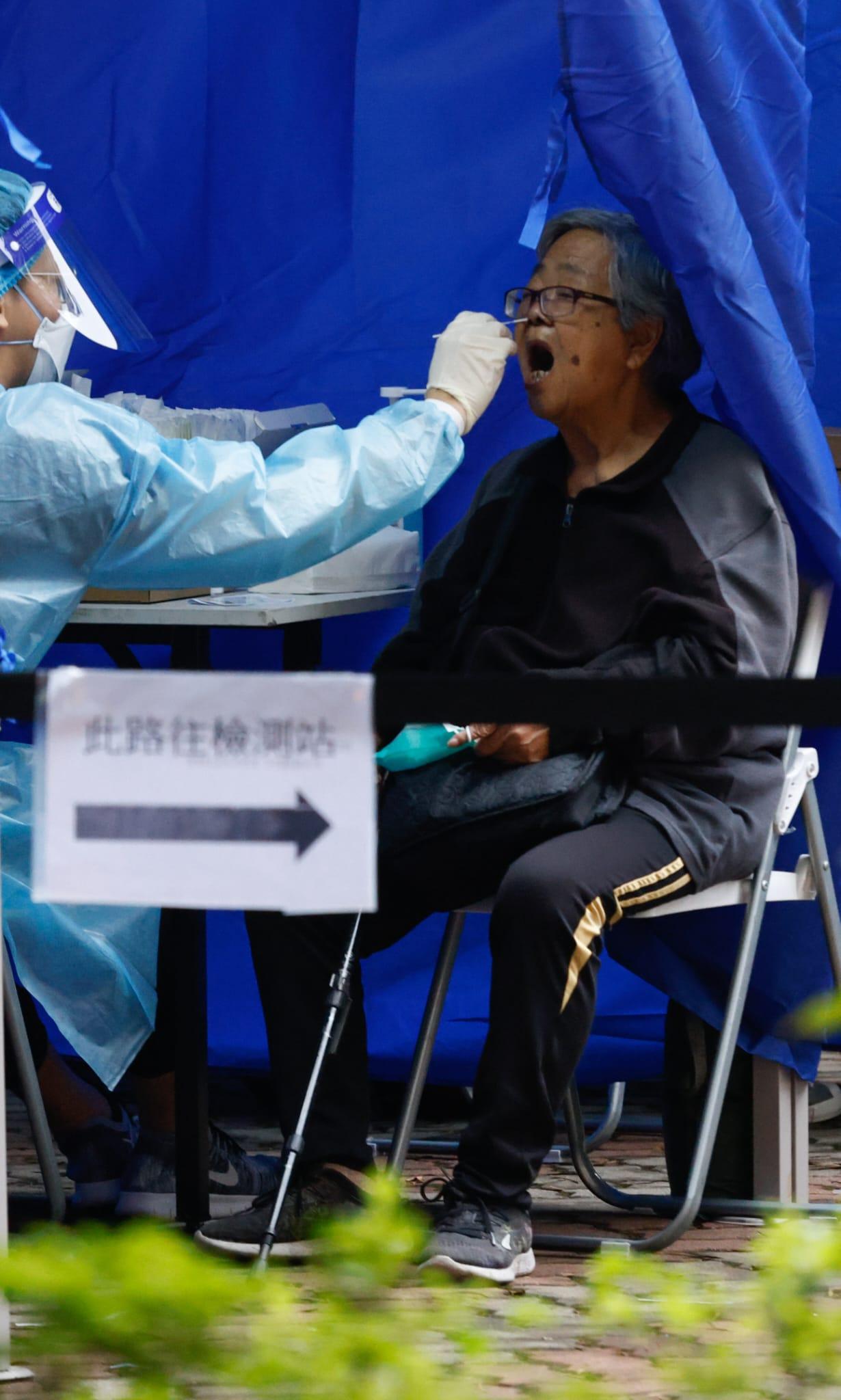 大埔廣福邨廣義樓今日被圍封,居民落樓接受採樣。(蘇文傑攝)