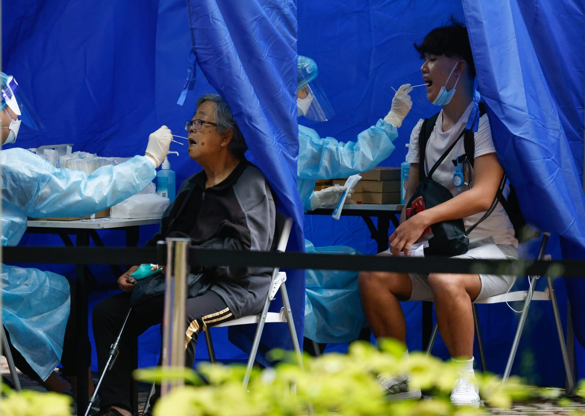 大埔廣福邨廣義樓今日被圍封,居民落樓接受採樣。(蘇文傑攝)